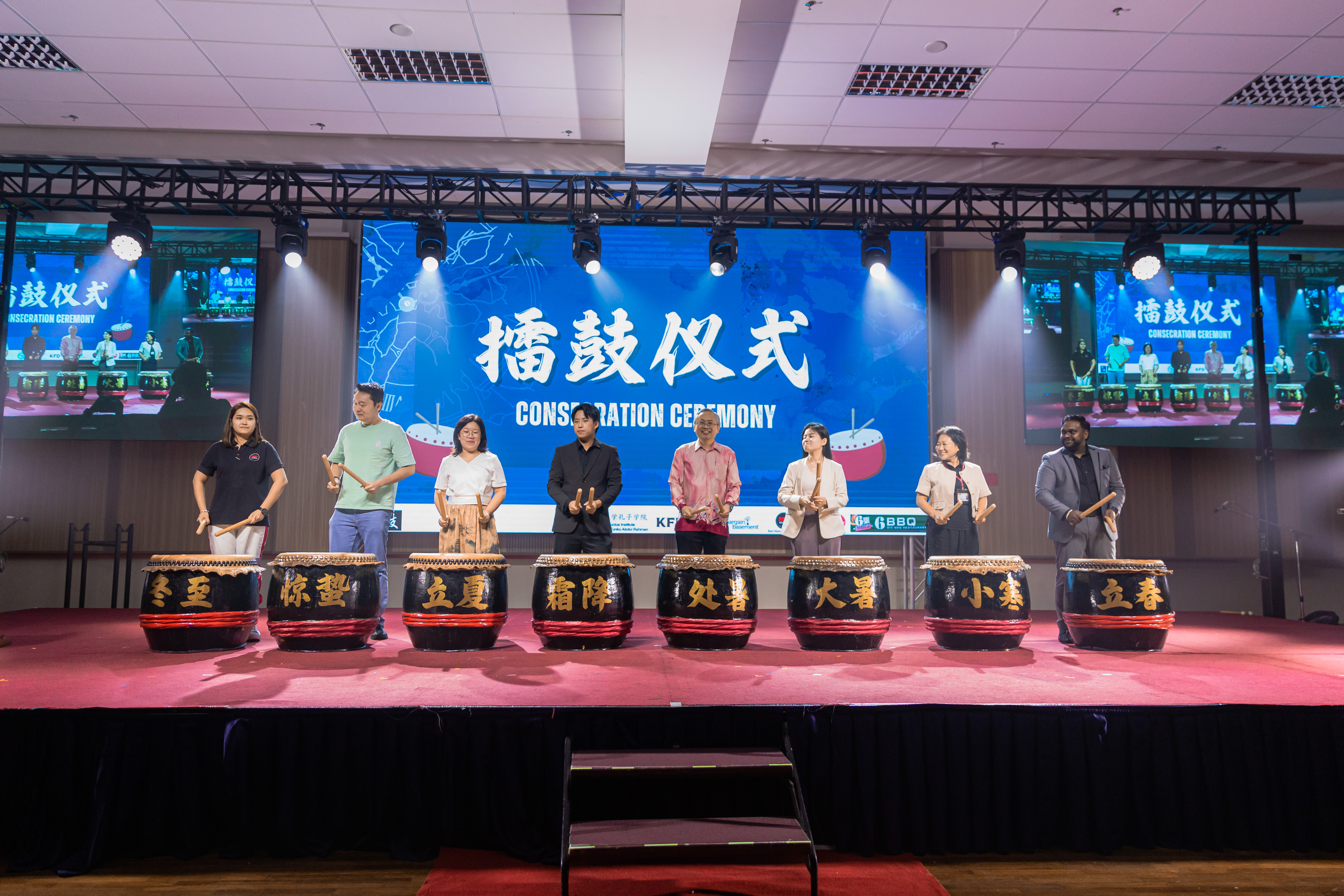 UTAR President Ir Prof Dato’ Dr Ewe Hong Tat (fifth from left) and guests at the Opening Ceremony