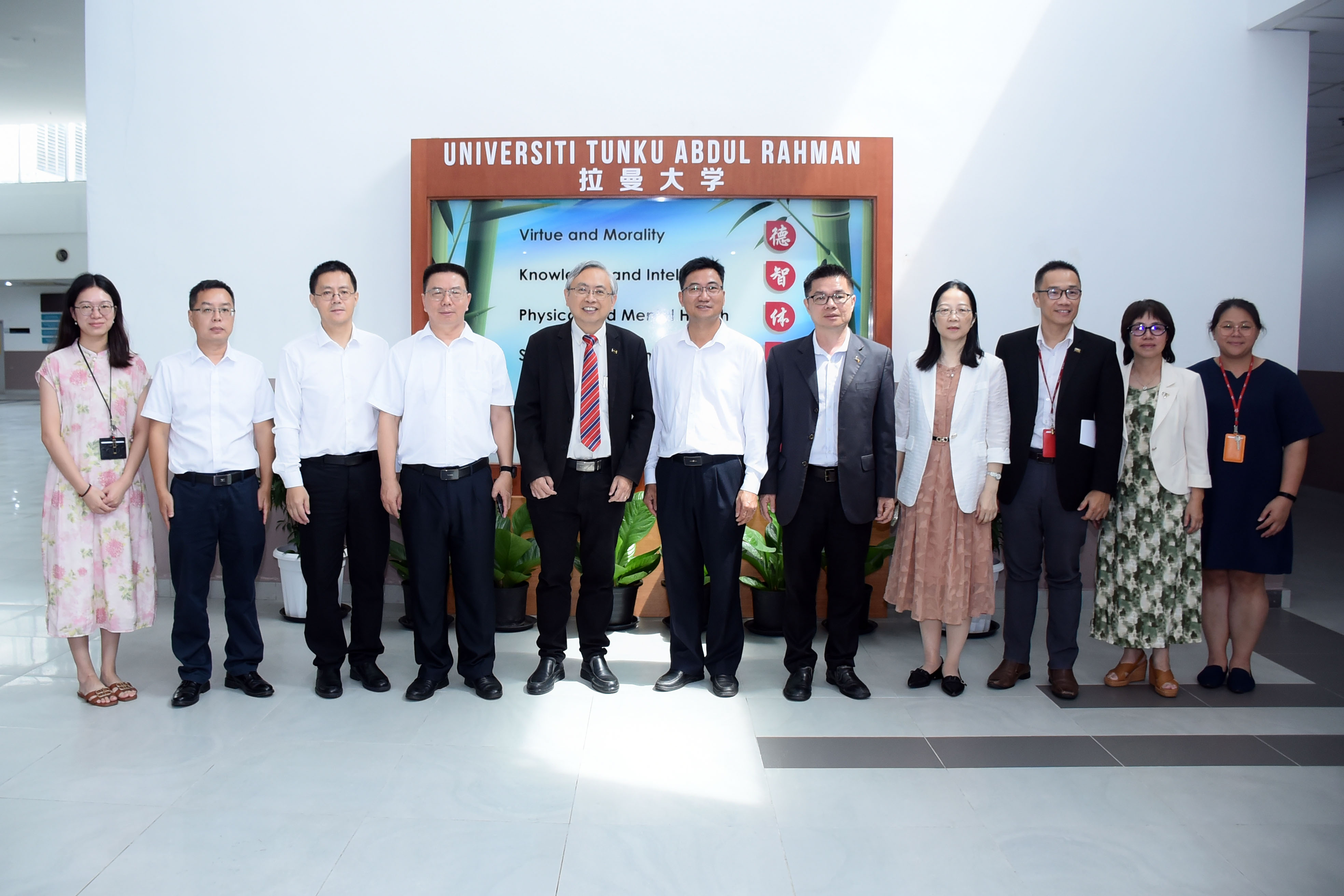 From left: Ms Wang, Prof Chen, Assoc Prof Liu, Prof Du, Prof Dato’ Ewe, Mr Liang, Dr Lai, Assoc Prof Xie, Mr Lee, Ms Lin and Ms Ng