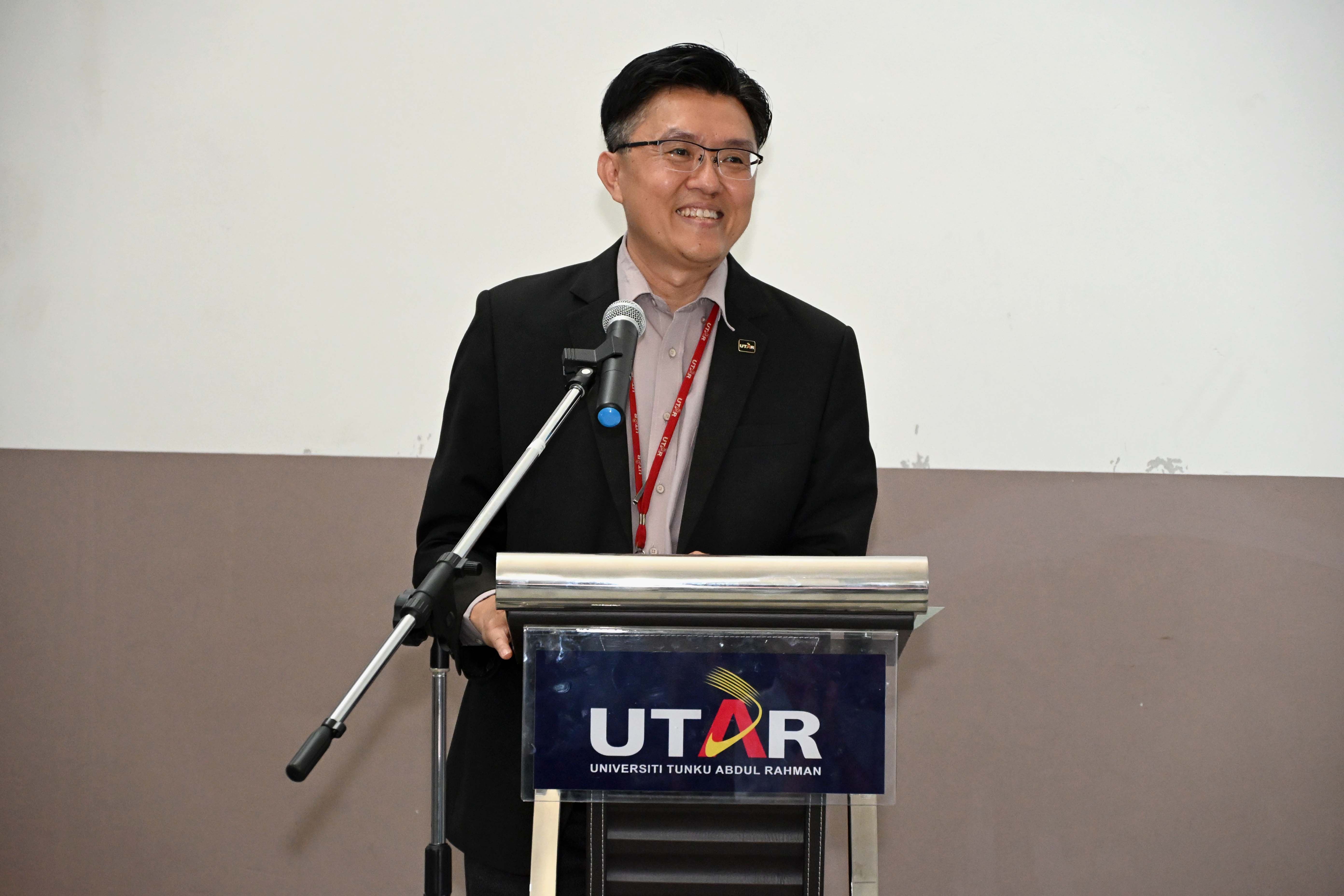 Prof Goi welcoming the exchange students to UTAR