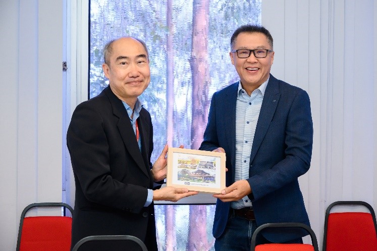 Dr Lim (left) exchanging tokens of appreciation with Mr Bennto Lim
