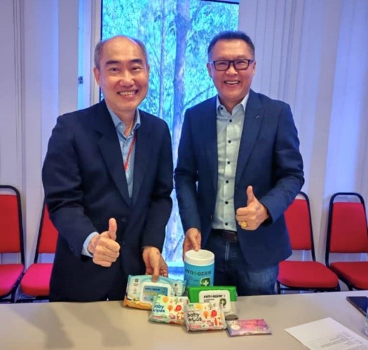 Dr Lim (left) exchanging tokens of appreciation with Mr Bennto Lim