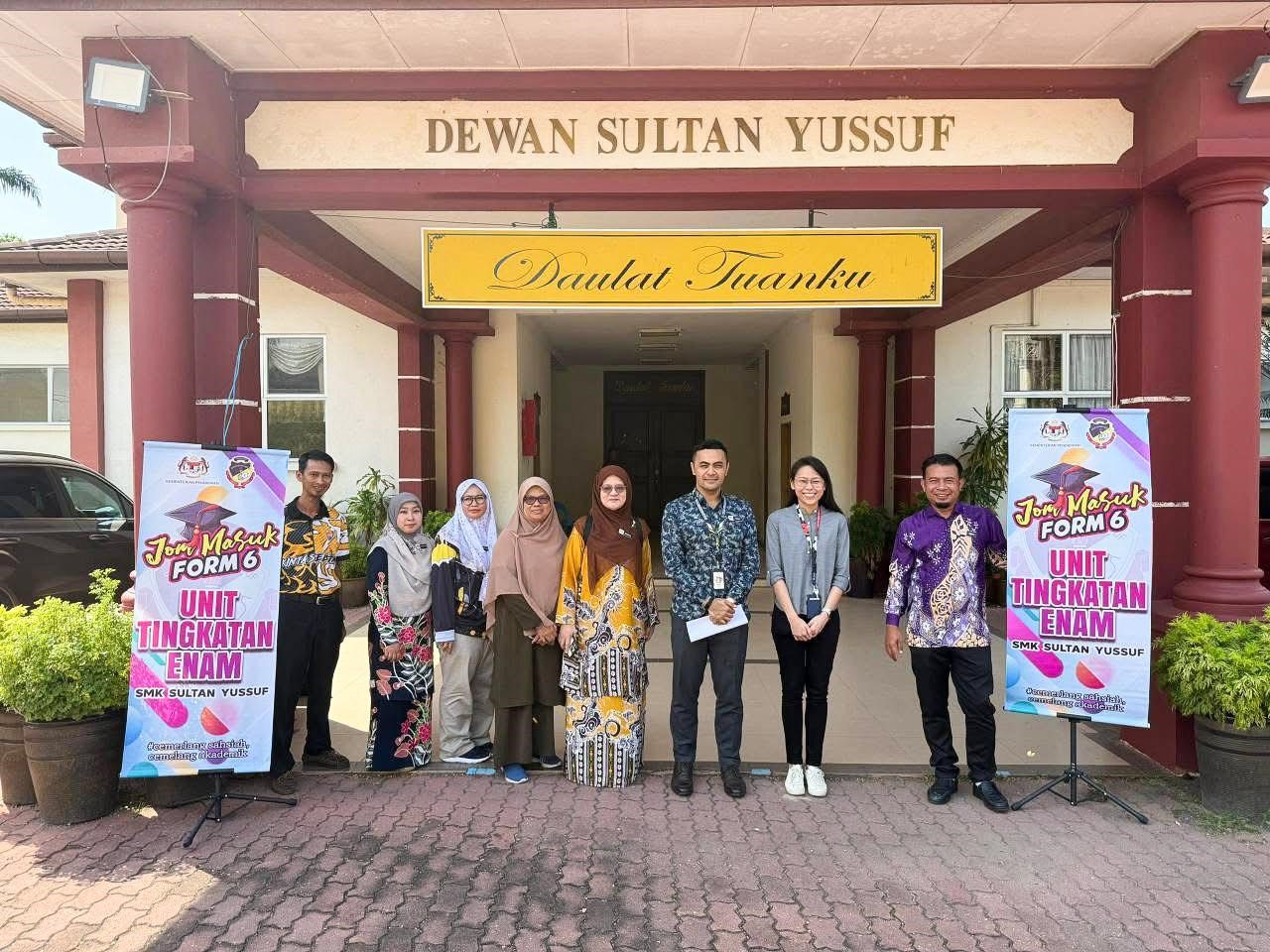 Fourth from left: Pn Zarina, Pn Aenizawati, En Mohd Hafifi and Dr Mah with Form 6 teachers