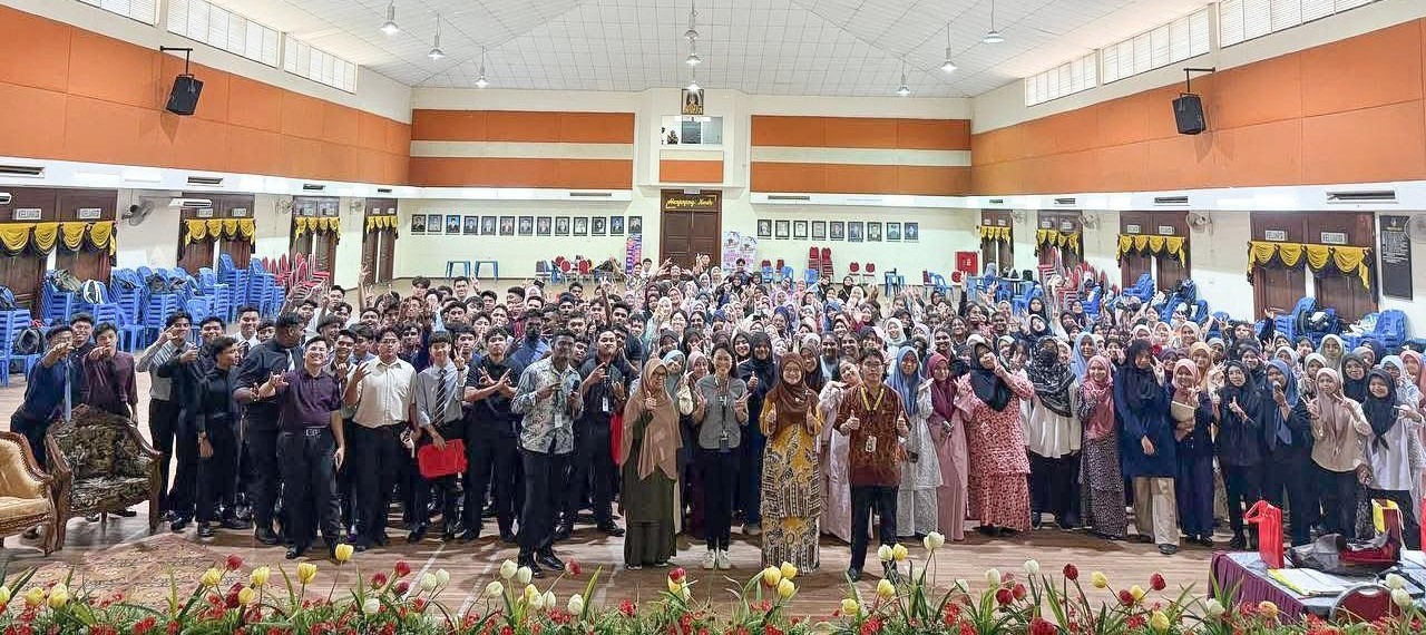Dr Mah (centre) posing for a group photo with participants