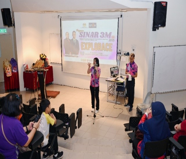 FAM academic Dr Bui Quoc Huy presenting a token of appreciation to Ms Loh (right)