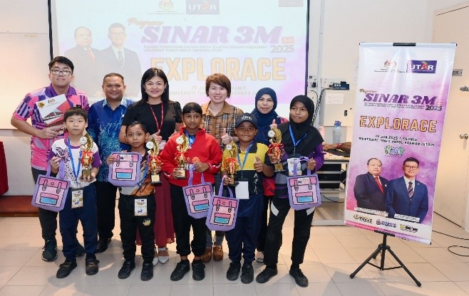 FAM academic Dr Bui Quoc Huy presenting a token of appreciation to Ms Loh (right)