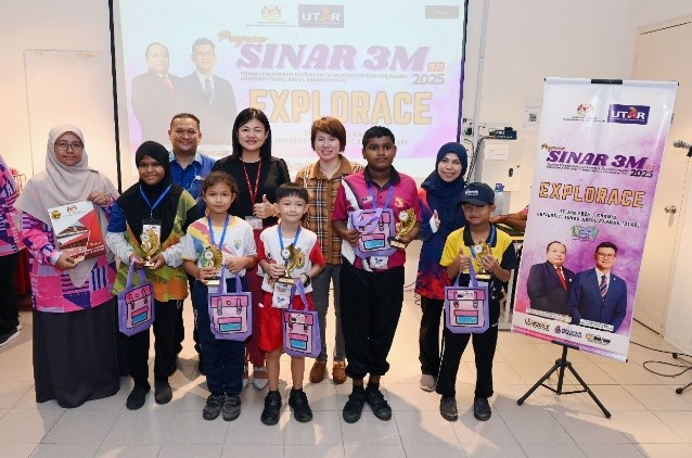 FAM academic Dr Bui Quoc Huy presenting a token of appreciation to Ms Loh (right)