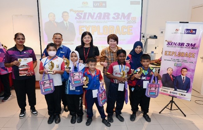 FAM academic Dr Bui Quoc Huy presenting a token of appreciation to Ms Loh (right)