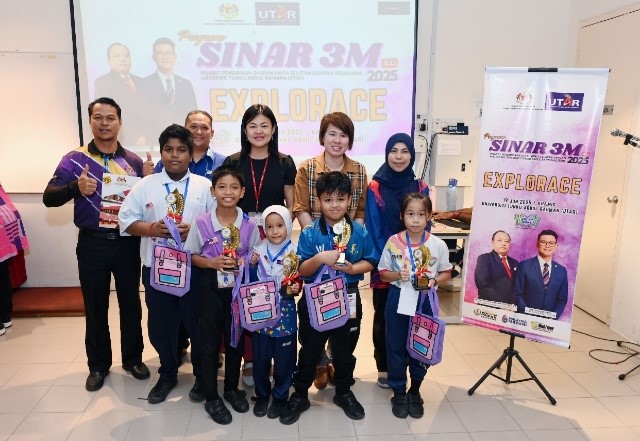 FAM academic Dr Bui Quoc Huy presenting a token of appreciation to Ms Loh (right)