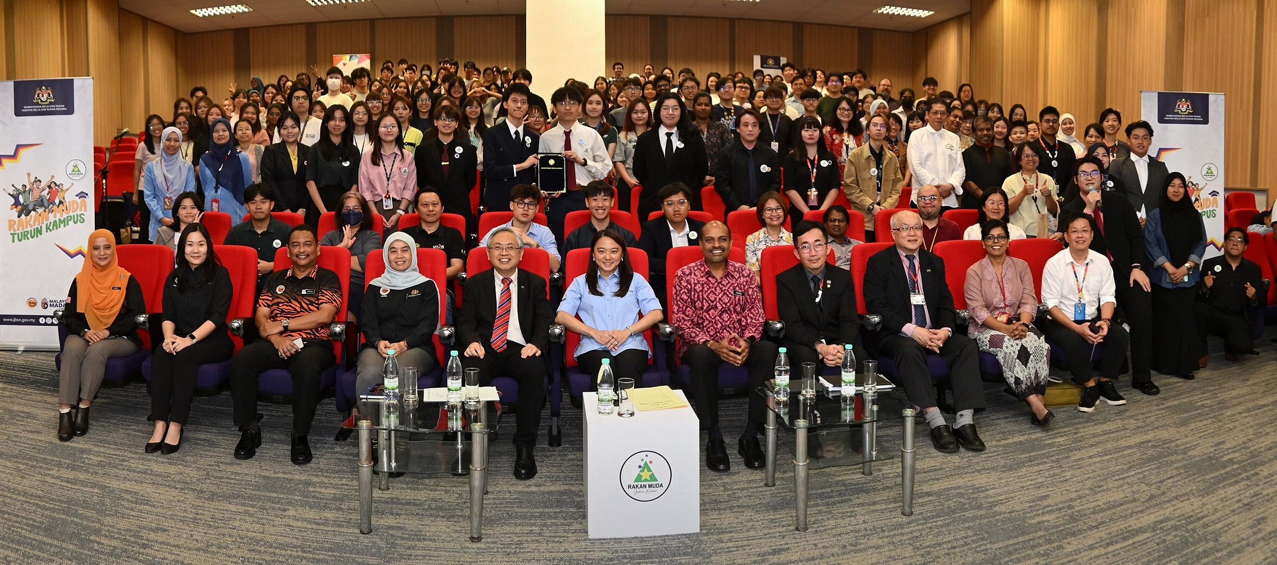 Front row, fourth from left: Puan Azura, Prof Dato’ Ewe, YB Hannah Yeoh, Dato’ Nagulendran and Dr David Tneh