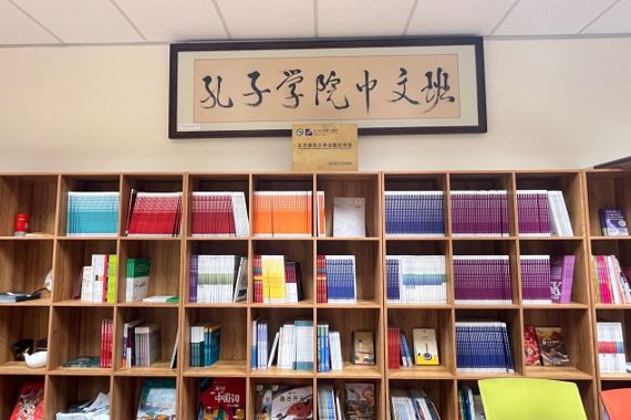 CI at UTAR receiving over 200 donated books from Beijing Language and Culture University Press