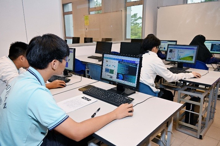 Students laser-focused as they got the hang of Canva during the Canva Workshop & Infographic Competition