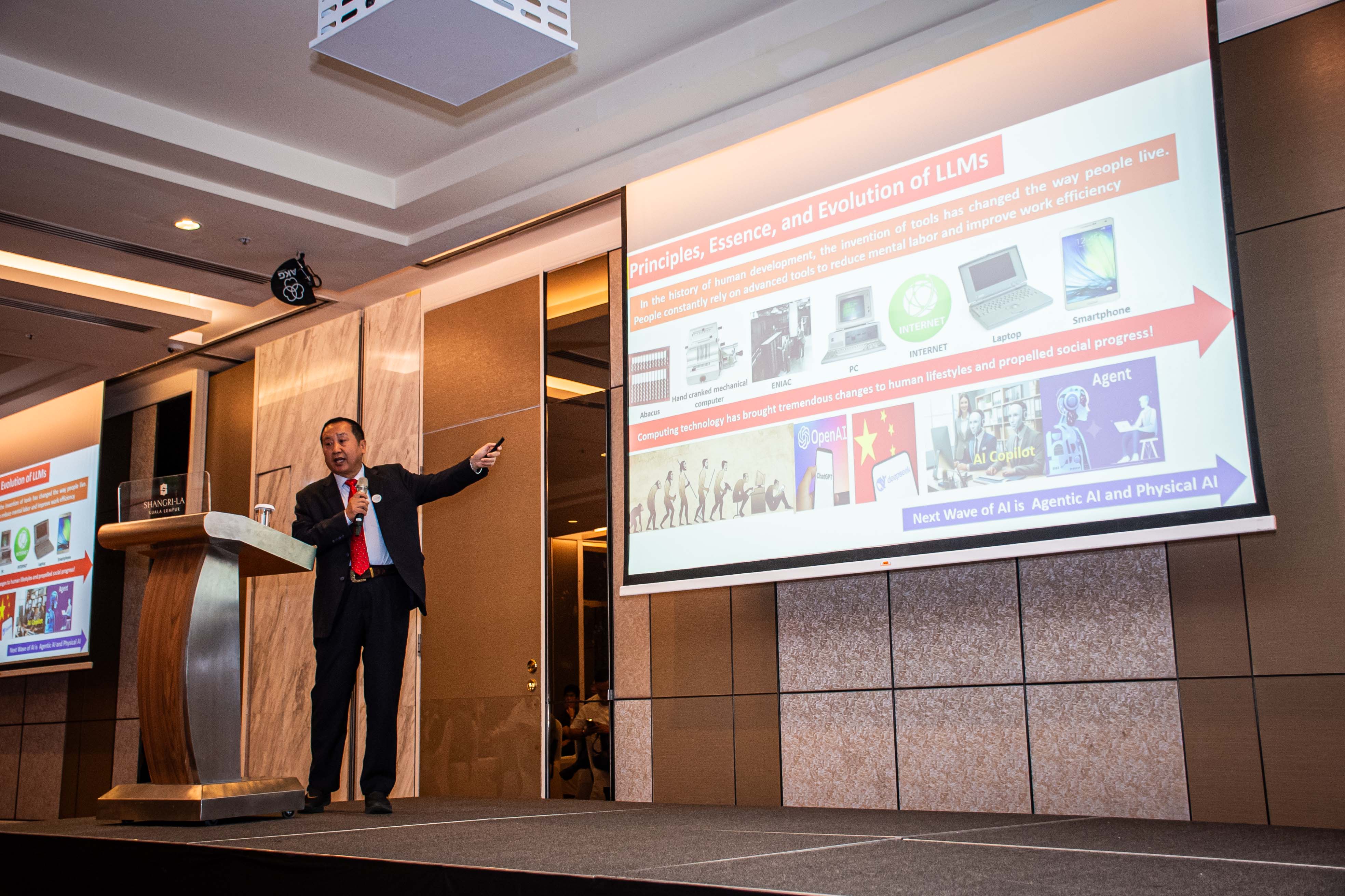 Prof Li presenting technical insights
