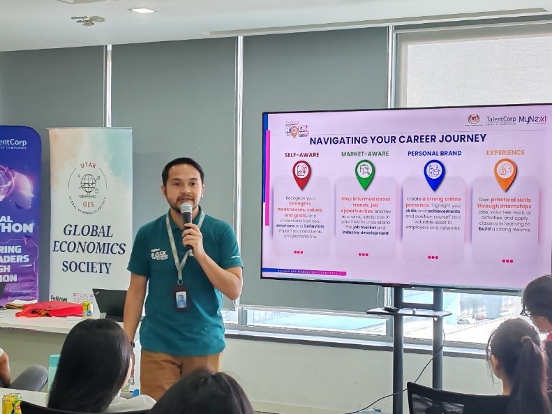 Mr Azlan sharing the career roadmap with students