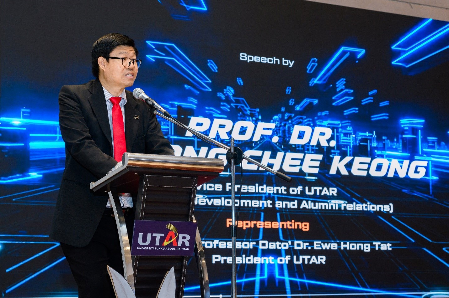 Prof Choong commending the student committee’s efforts in spreading crime prevention awareness