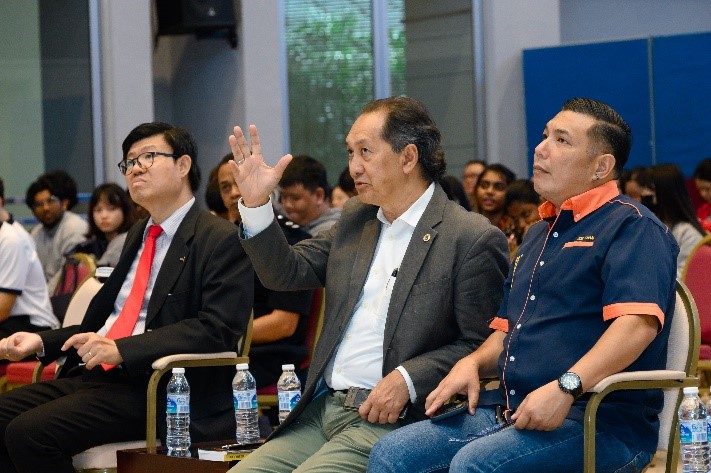 A student and Dato’ Zainal Azman (right) posing their enquiries to Police Senior Lieutenant Colonel Nguyen during his talk on ASEANAPOL’s operations to eliminate scam centres