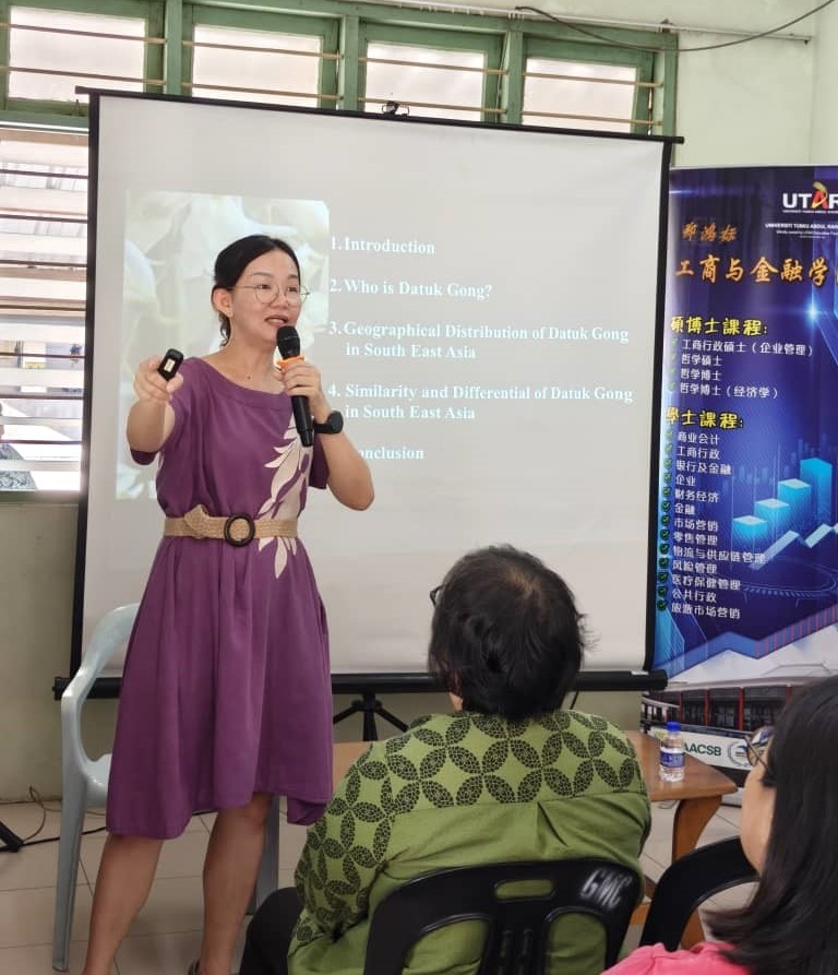 Dr Tan explaining Datuk Gong worship across ASEAN