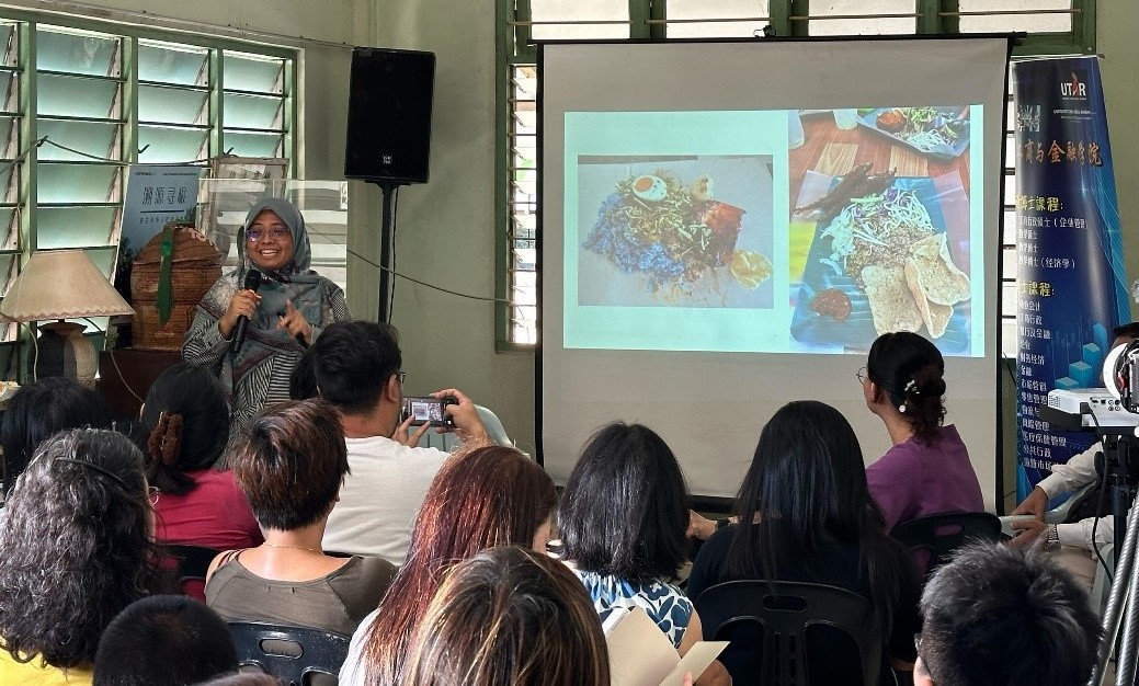 Ms Nur Aliah sharing insights on Peranakan Cina Kelantan’s food heritage, advocating for its role as a cultural bridge in sustainable tourism