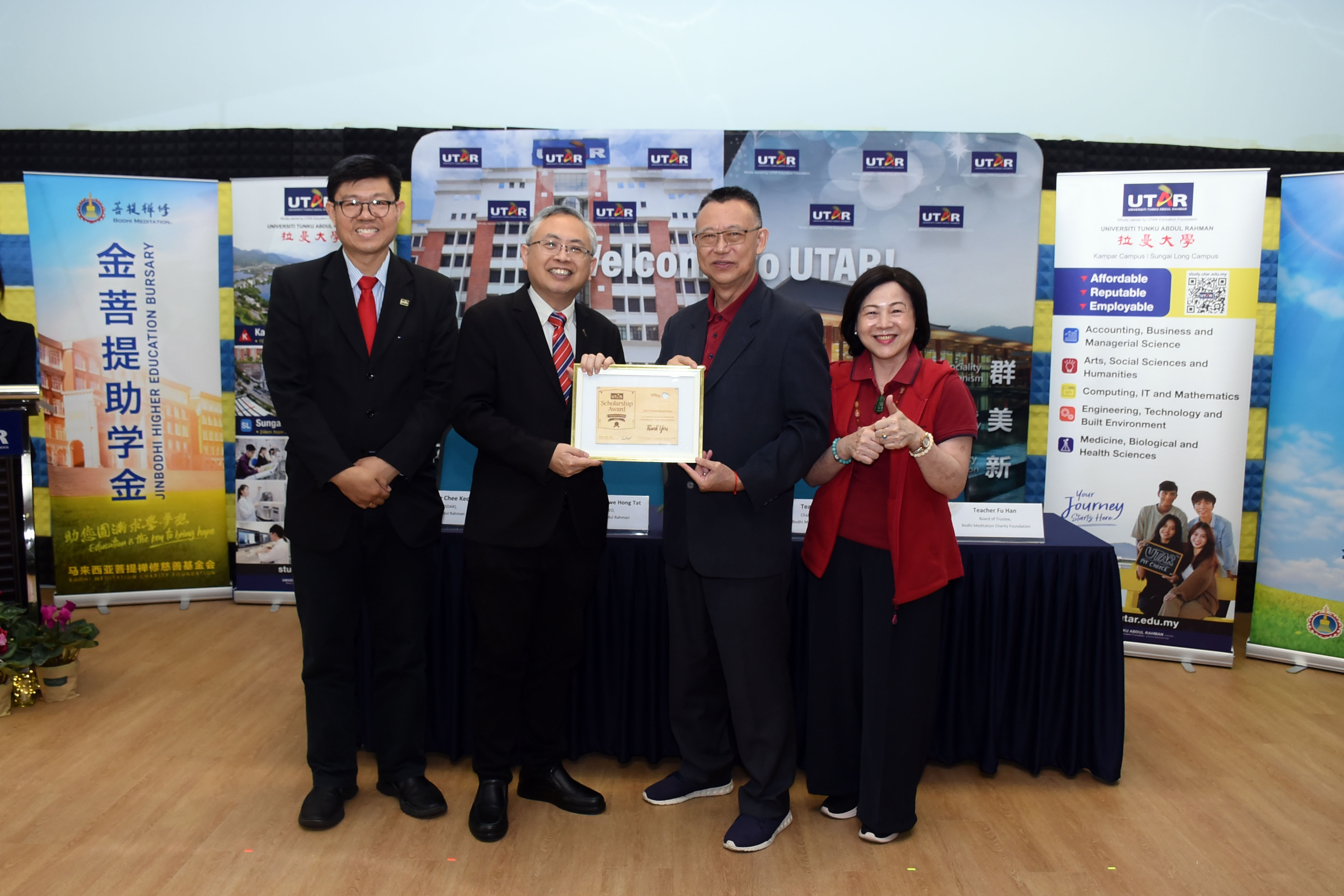 Prof Dato’ Ewe presenting a token of appreciation from DSFA to Teacher Ling Shan