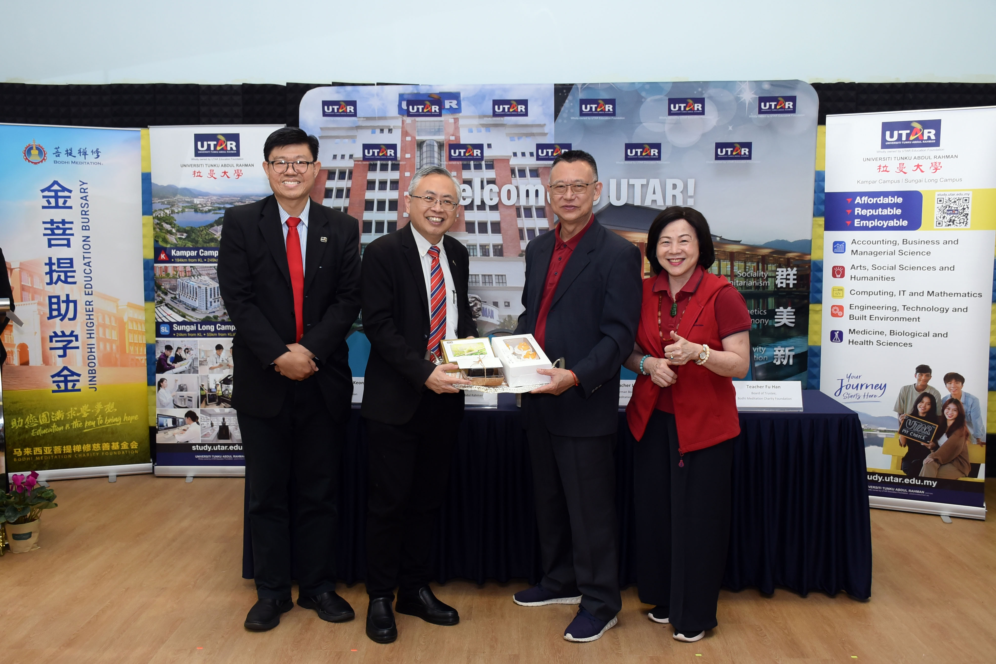 Prof Dato’ Ewe presenting the students’ gift to Teacher Ling Shan