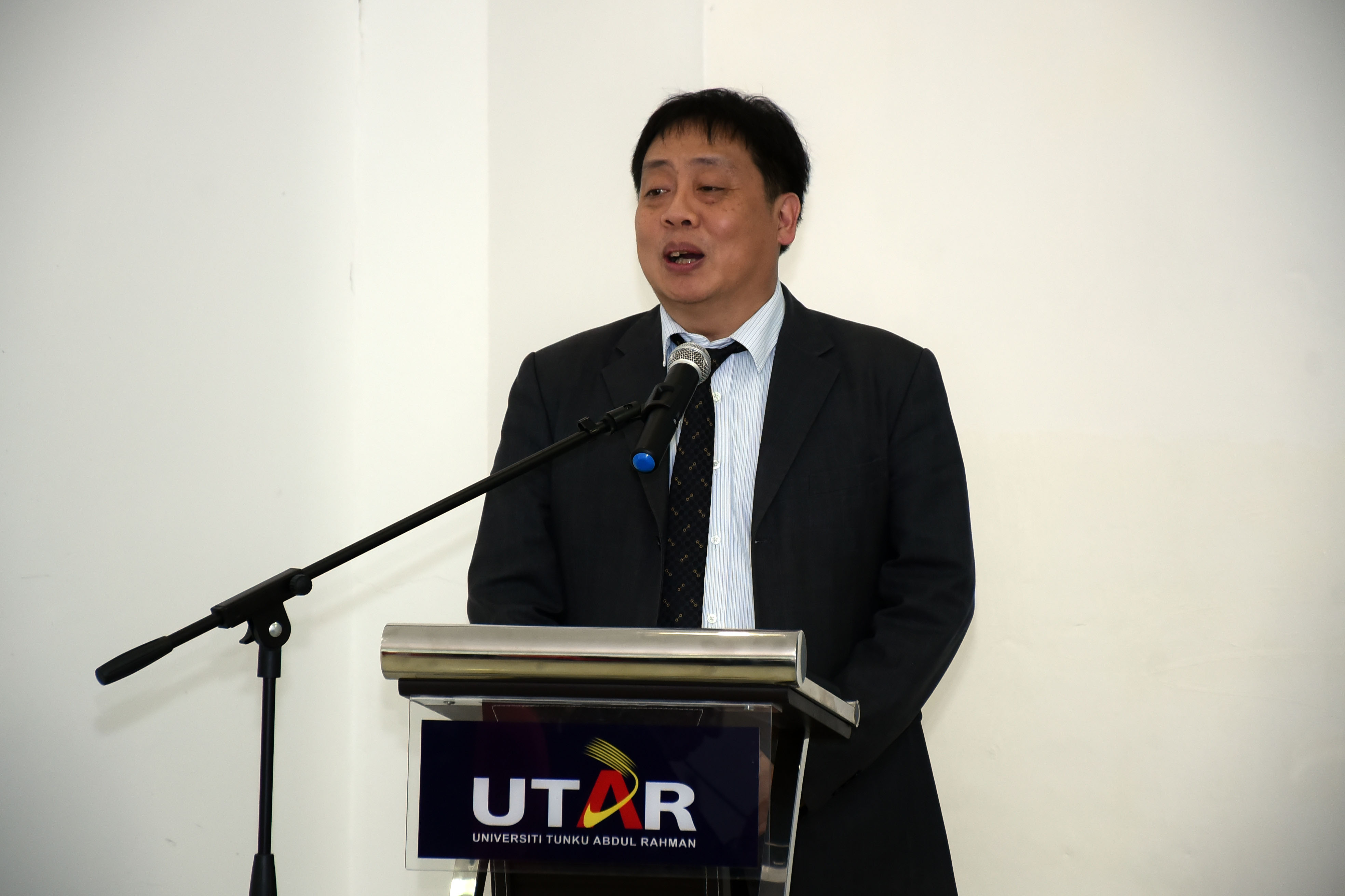 Prof Wang delivering his speech