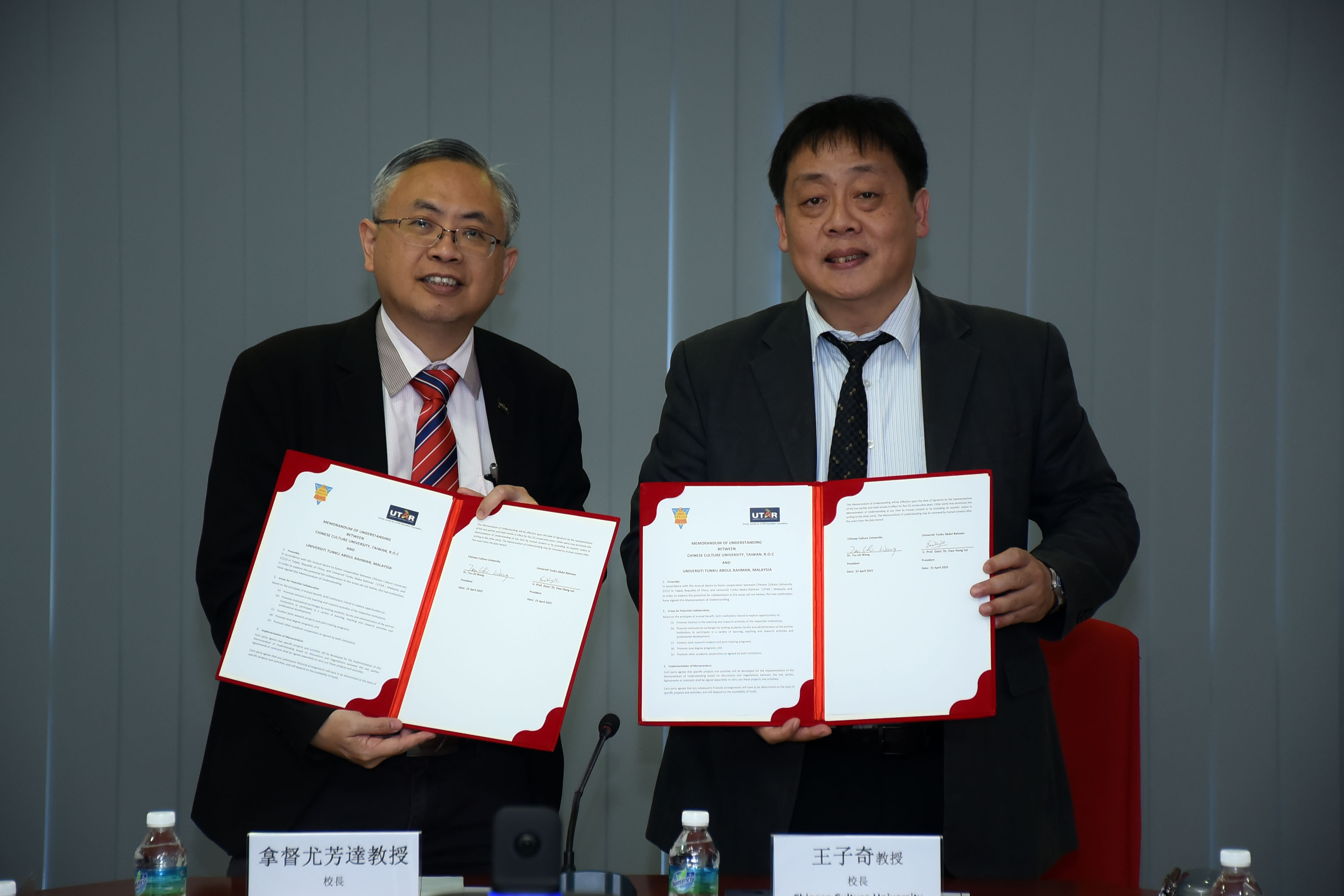 Prof Dato’ Ewe (left) and Prof Wang displaying the signed document