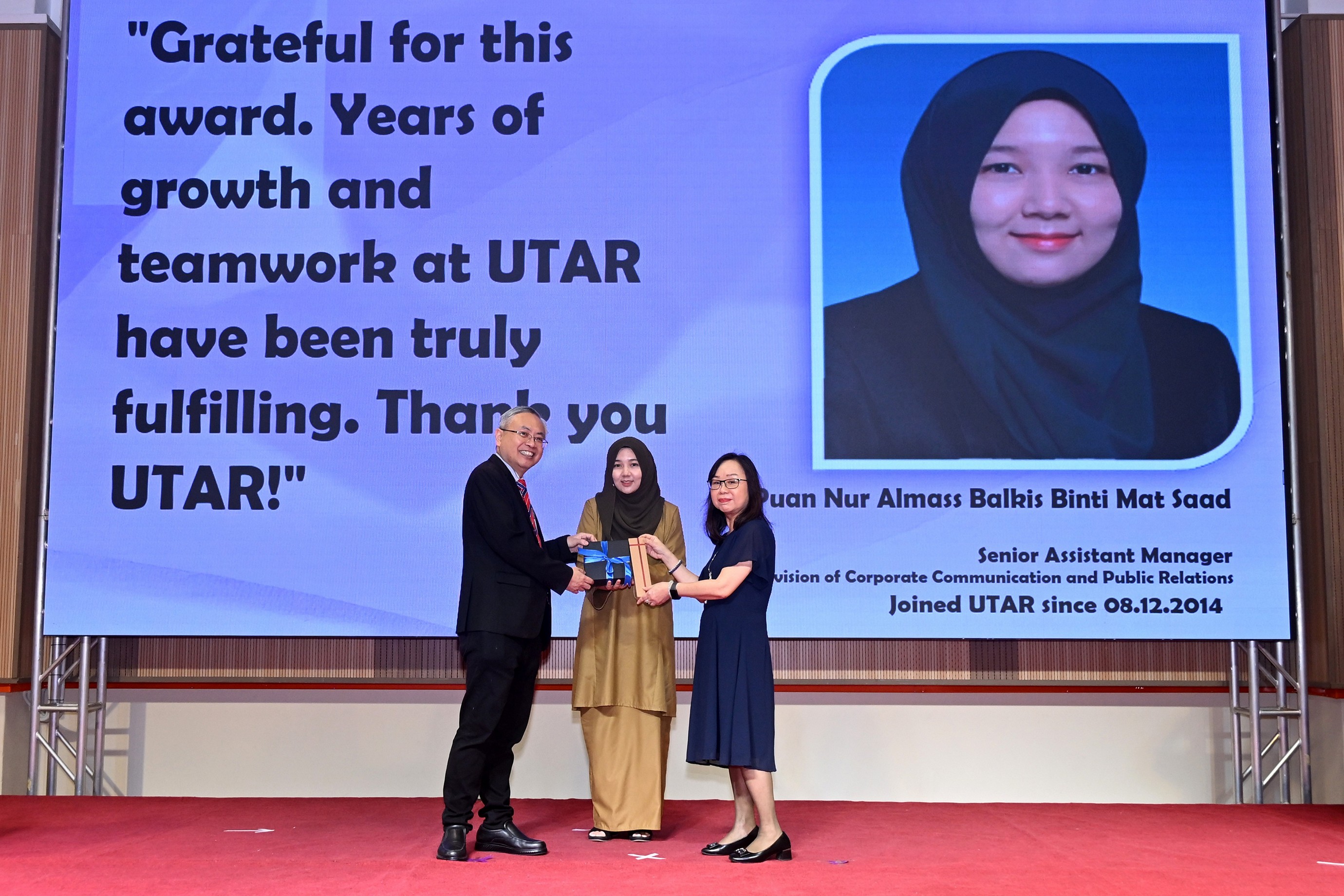 Puan Almass (centre) receiving her award from Prof Dato’ Ewe (left) and Ms Marchie Lim