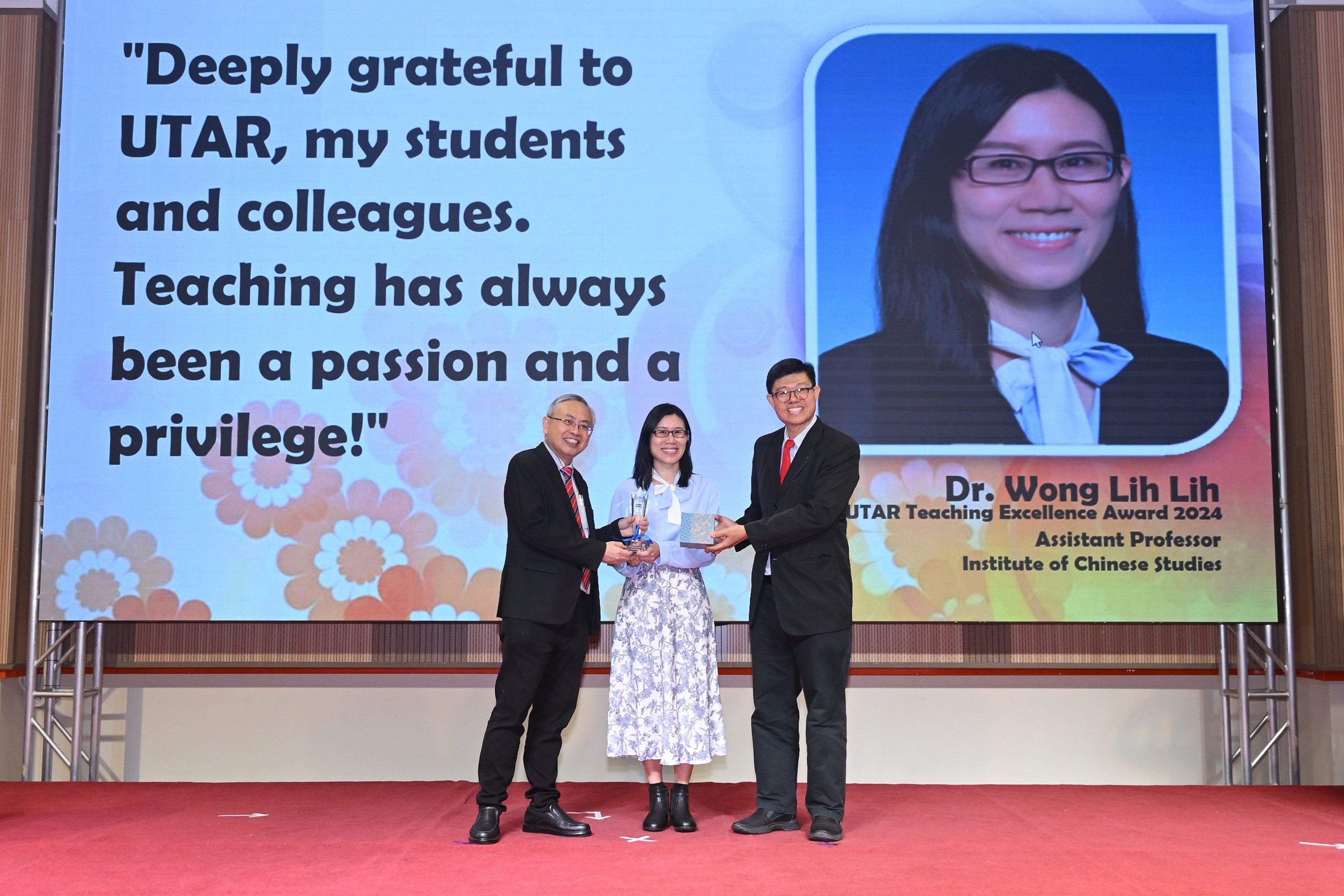 Dr Wong (centre) receiving her award from Prof Dato’ Ewe (left) and Prof Choong