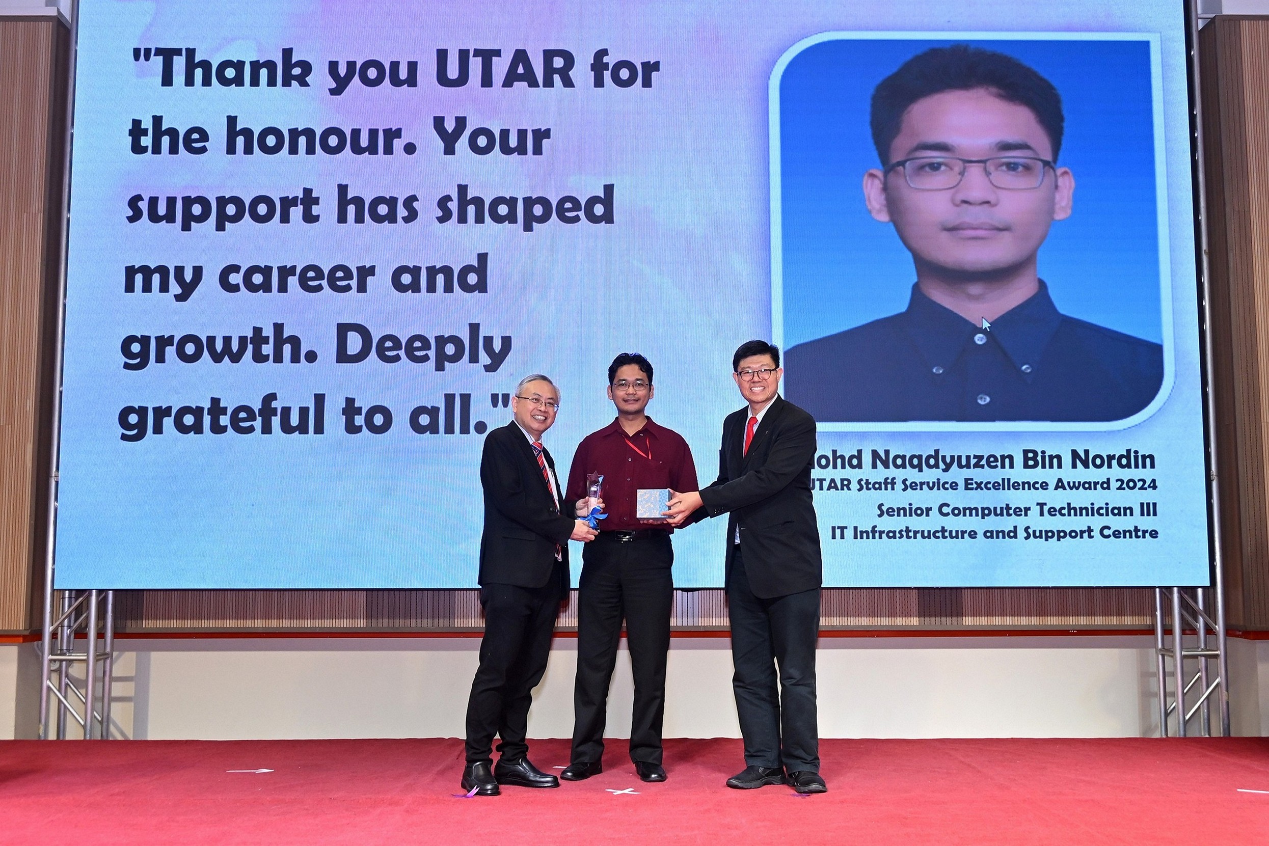 Encik Naqdyuzen (centre) receiving his award from Prof Dato’ Ewe (left) and Prof Choong