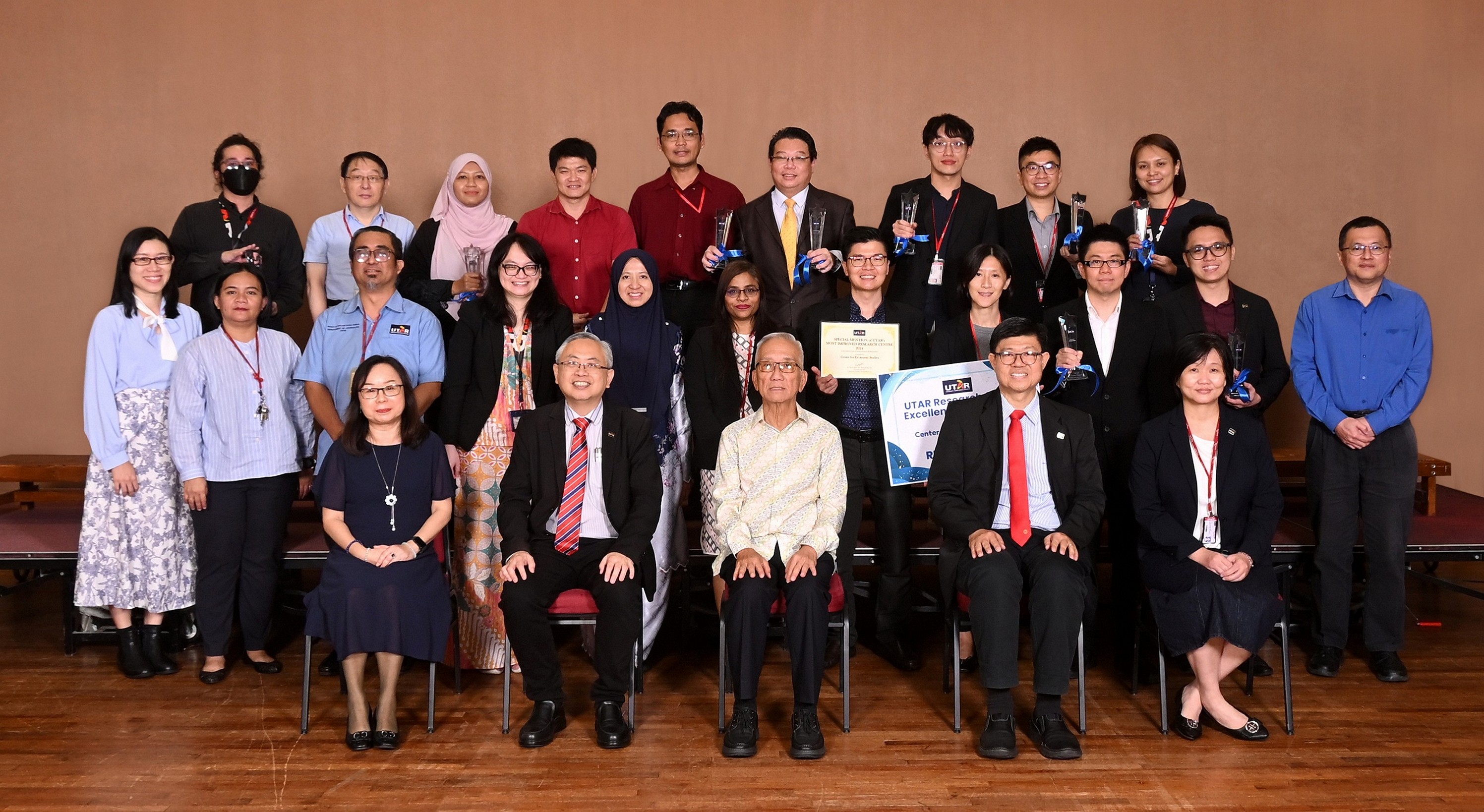 Seated from left: Ms Marchie Lim, Prof Dato’ Ewe,  Datuk Lim, Prof Choong, and Ms Loh with the recipients of Excellence Award