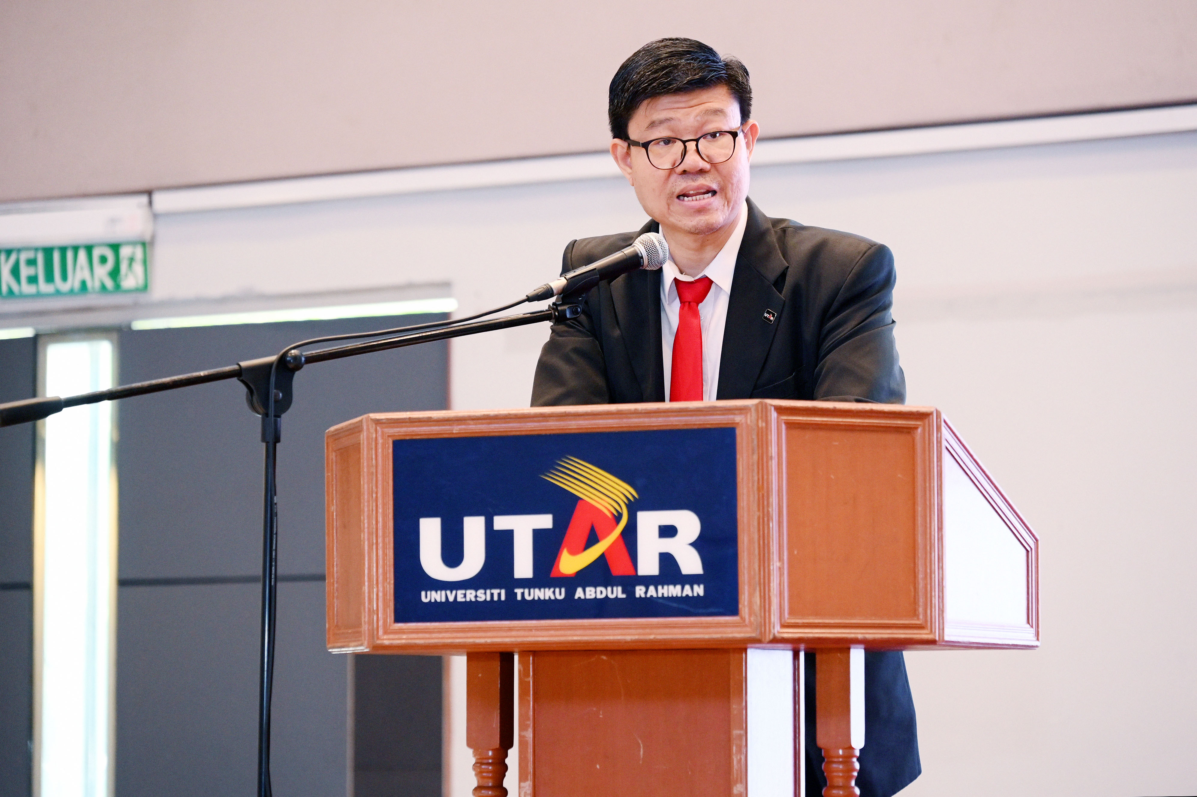 Prof Choong welcoming the guests and participants