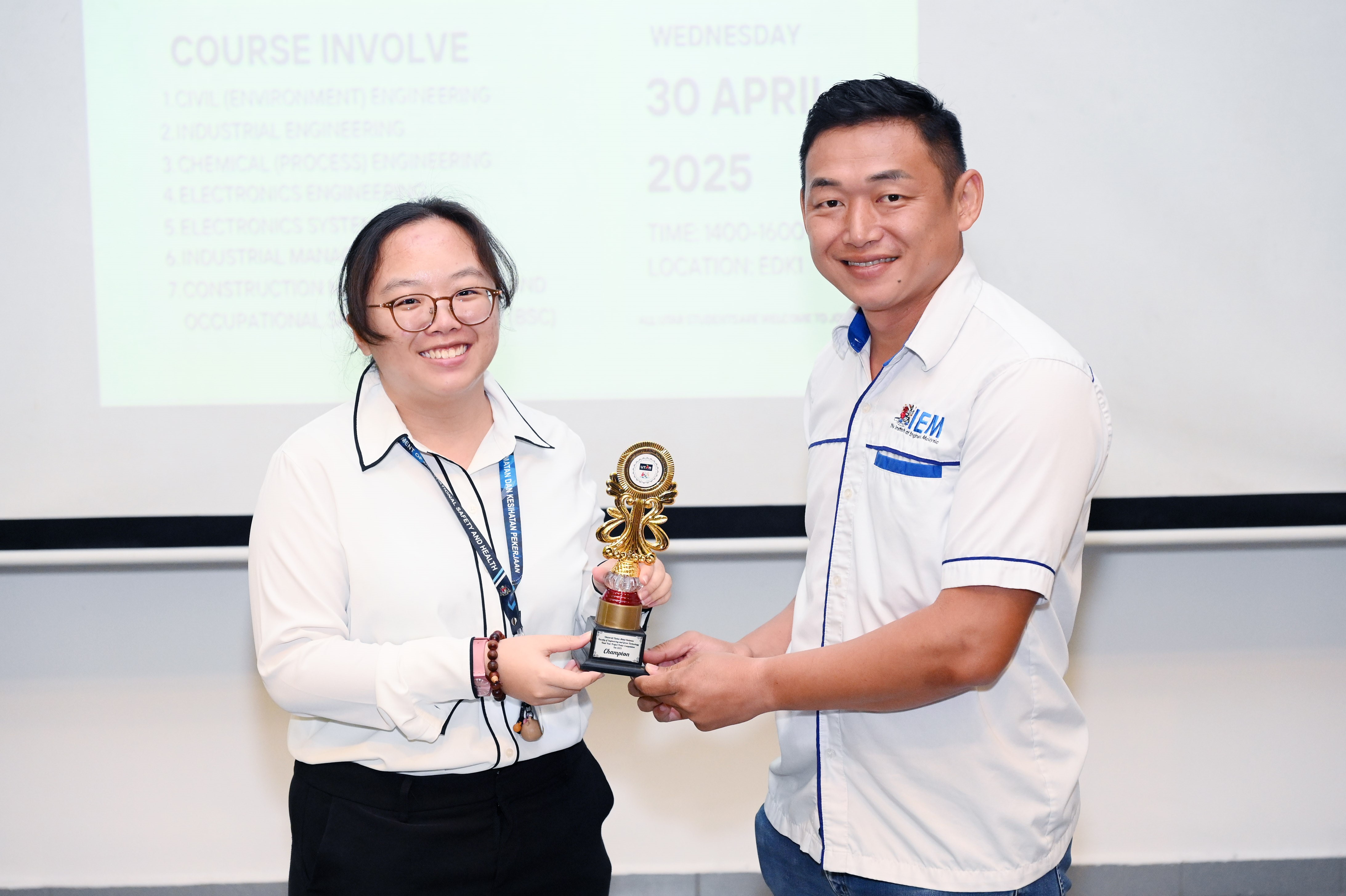 Ir Darren Chin (right) presenting the trophy to winner, Joyce Yap 