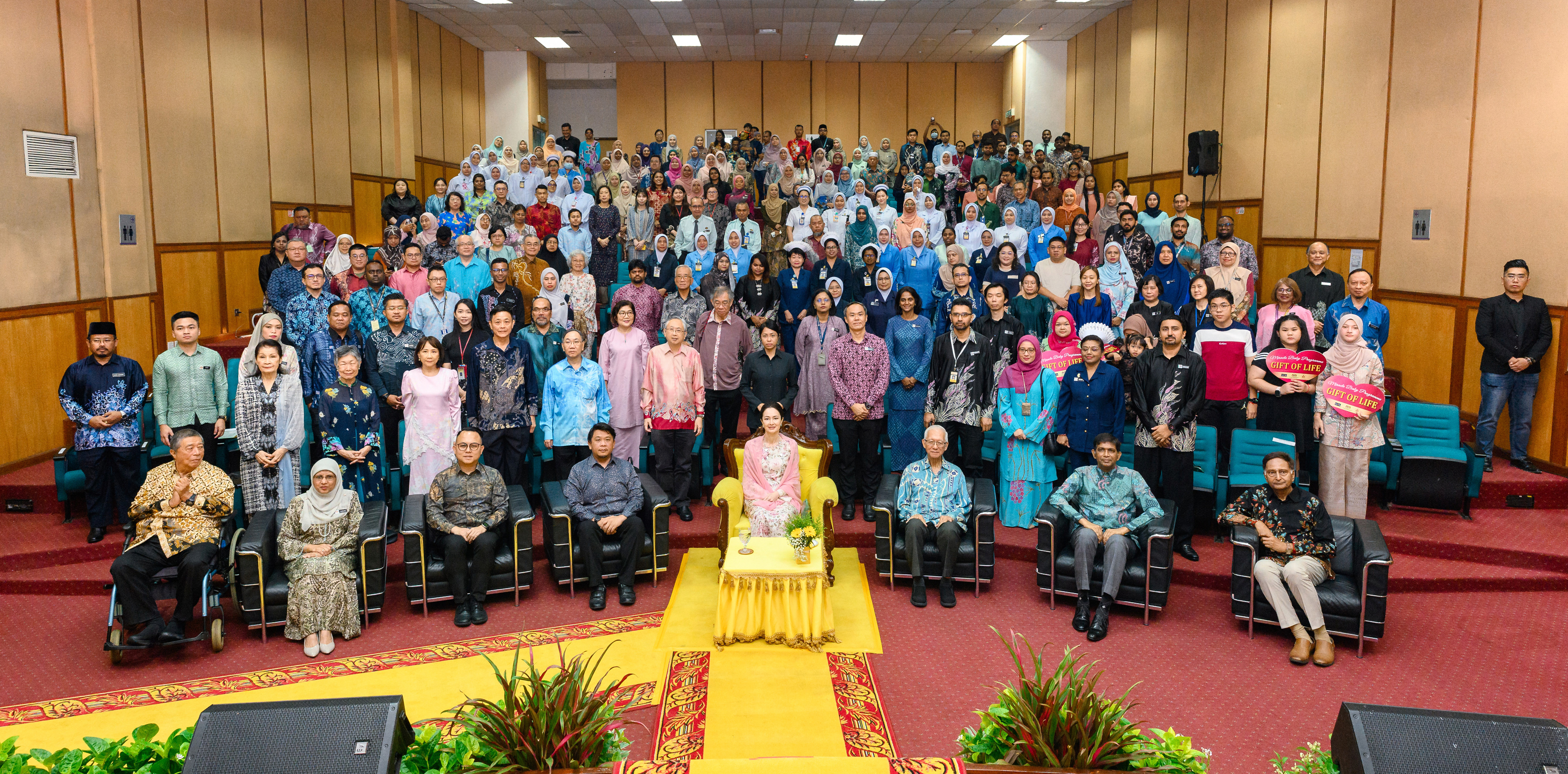 Seated from left: UTAR Chancellor YABhg Tun Dr Ling Liong Sik; Penang State Health Director YBhg Dato’ Dr Fazilah binti Shaik Allaudin; Penang State Executive Councillor for Youth, Sports and Health YB Gooi Zi Sen; Deputy Minister Of Health YB Dato’ Lukanisman bin Awang Sauni; Her Royal Highness Raja Permaisuri Perak Tuanku Zara Salim; UTAR Education Foundation’s Board of Trustees chairman  YBhg Tan Sri Dato’ Dr Sak Cheng Lum; High Commissioner of India to Malaysia His Excellency Mr B.N. Reddy; and Chairman of Sri Sathya Sai Health & Education Trust Dr Sreenivas Chodagam