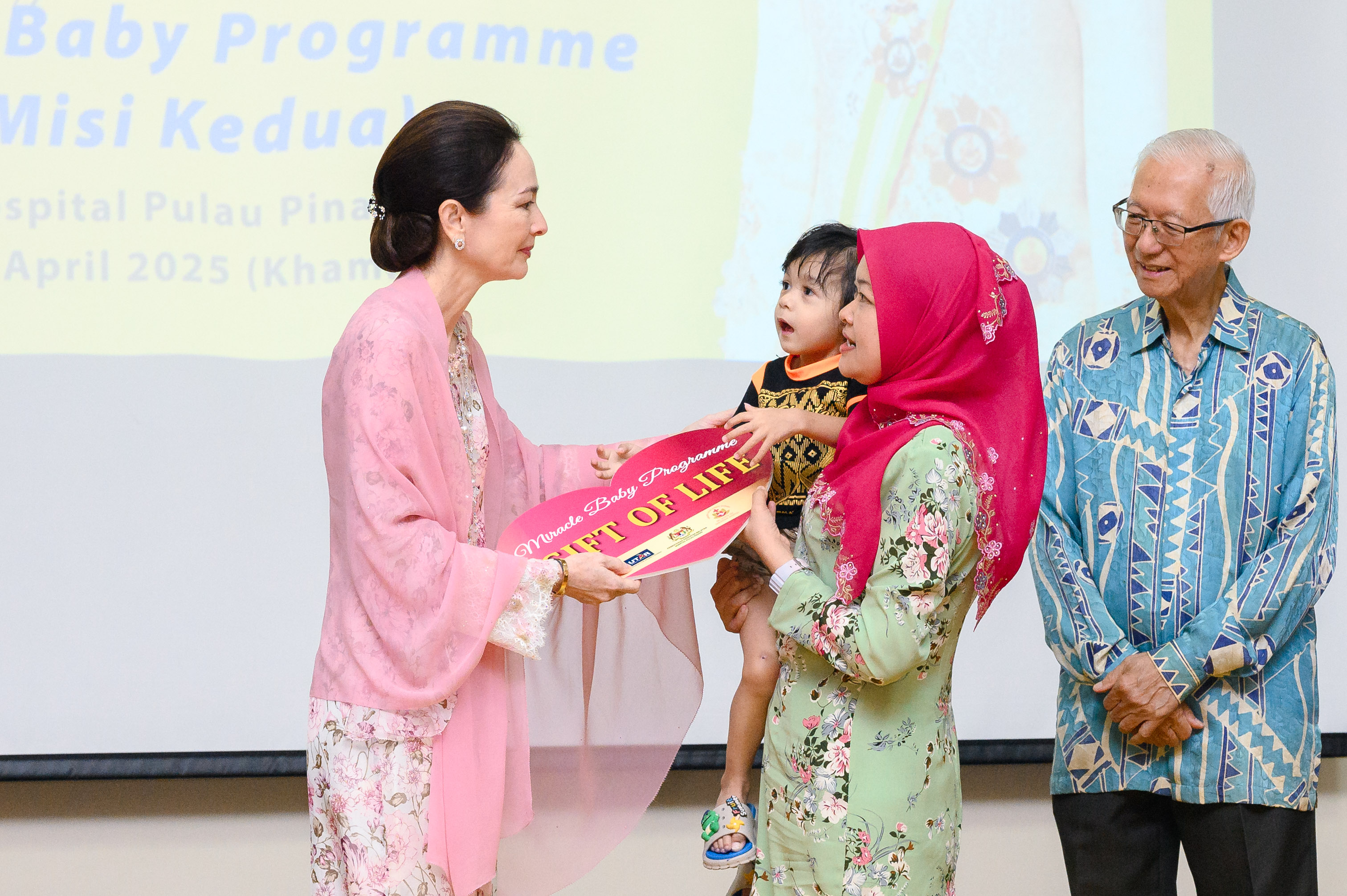 HRH Tuanku Zara Salim presenting the “Gift of Life” tokens  2
