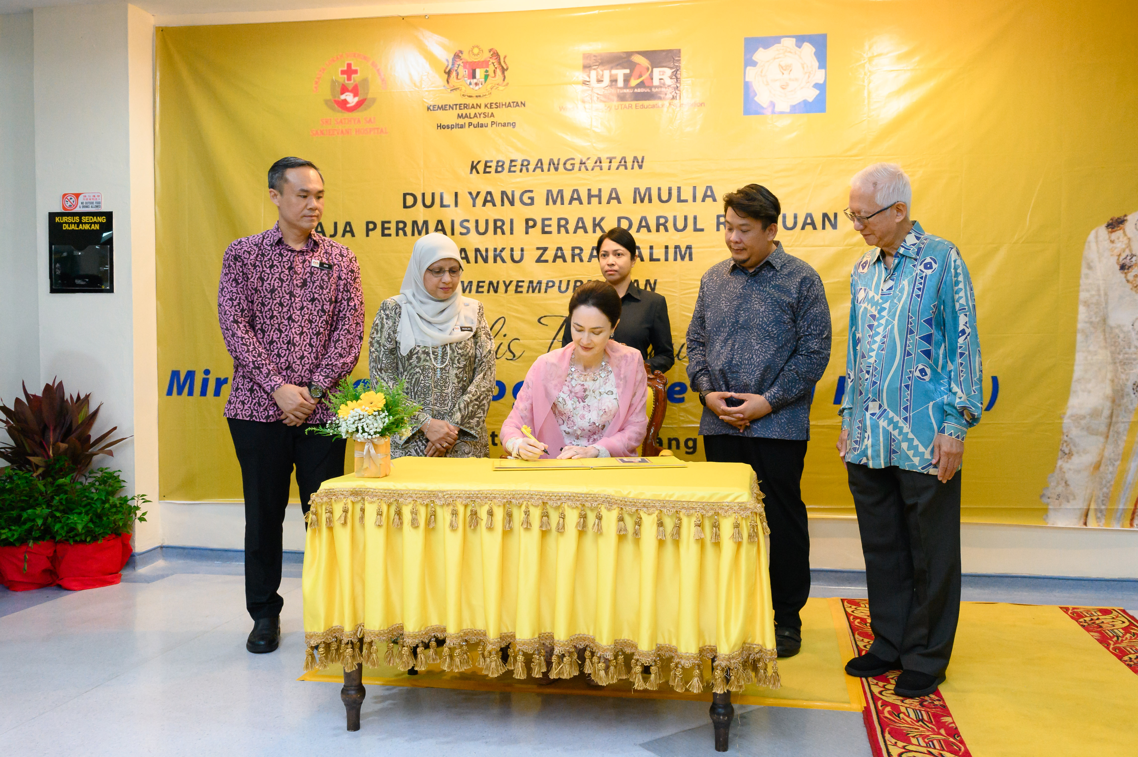HRH Tuanku Zara Salim signing the guest book, accompanied by Dr Goh Hin Kwang, YBhg Dato’ Dr Fazilah binti Shaik Allaudin, YB Dato’ Lukanisman bin Awang Sauni, and YBhg Tan Sri Dato’ Dr Sak Cheng Lum.