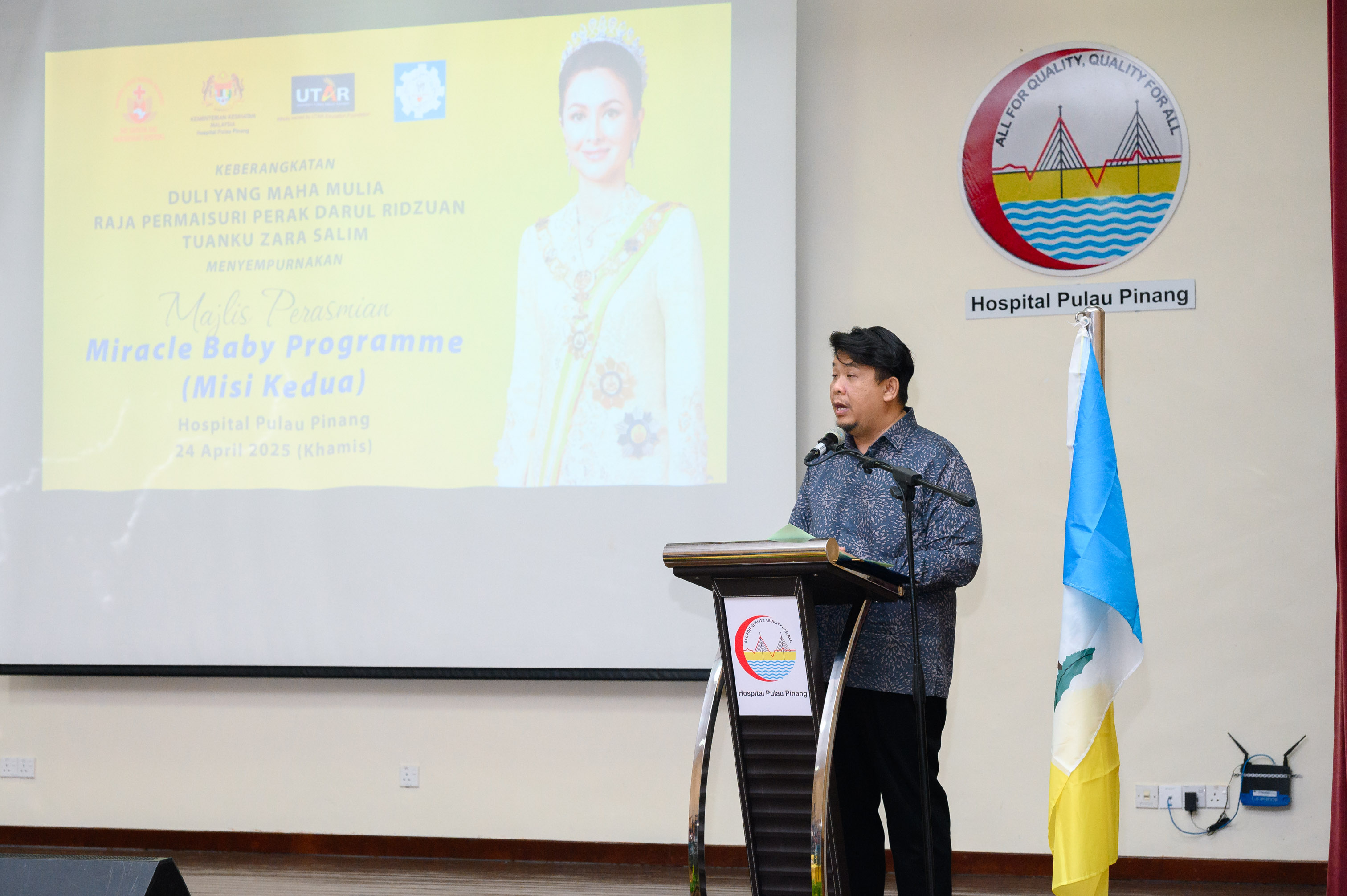 YB Dato’ Lukanisman bin Awang Sauni delivering his address