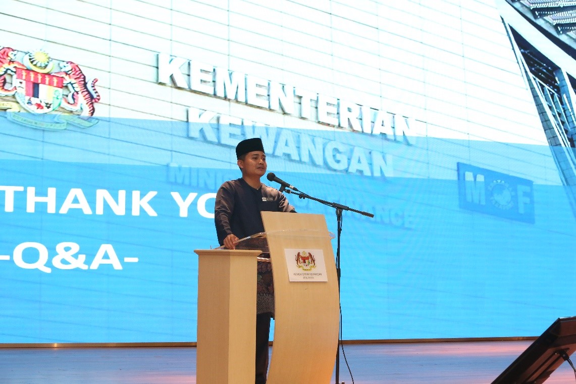 Mr Mohd Izzuddin presenting an overview of the Malaysia Economic Outlook 2024 and highlighting key policies relevant to the current economic climate
