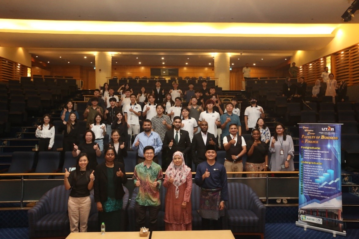 Group photo during the field trip to the Ministry of Finance 