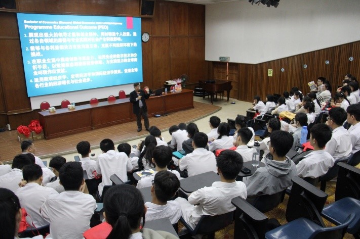 Dr Fok encouraging students to explore FAM courses at UTAR