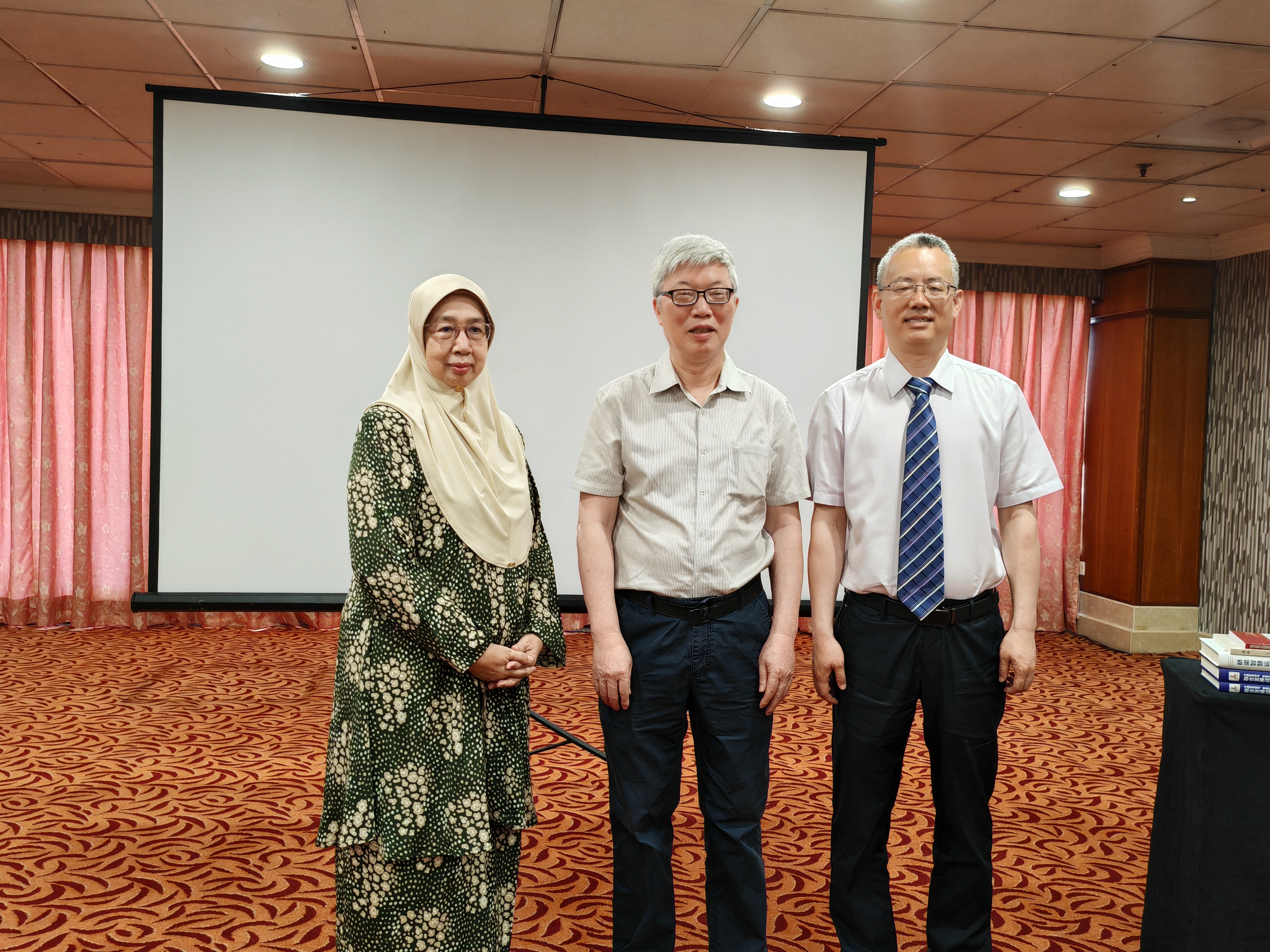 From left: Prof Zuraidah, Prof Chen and Mr Weng