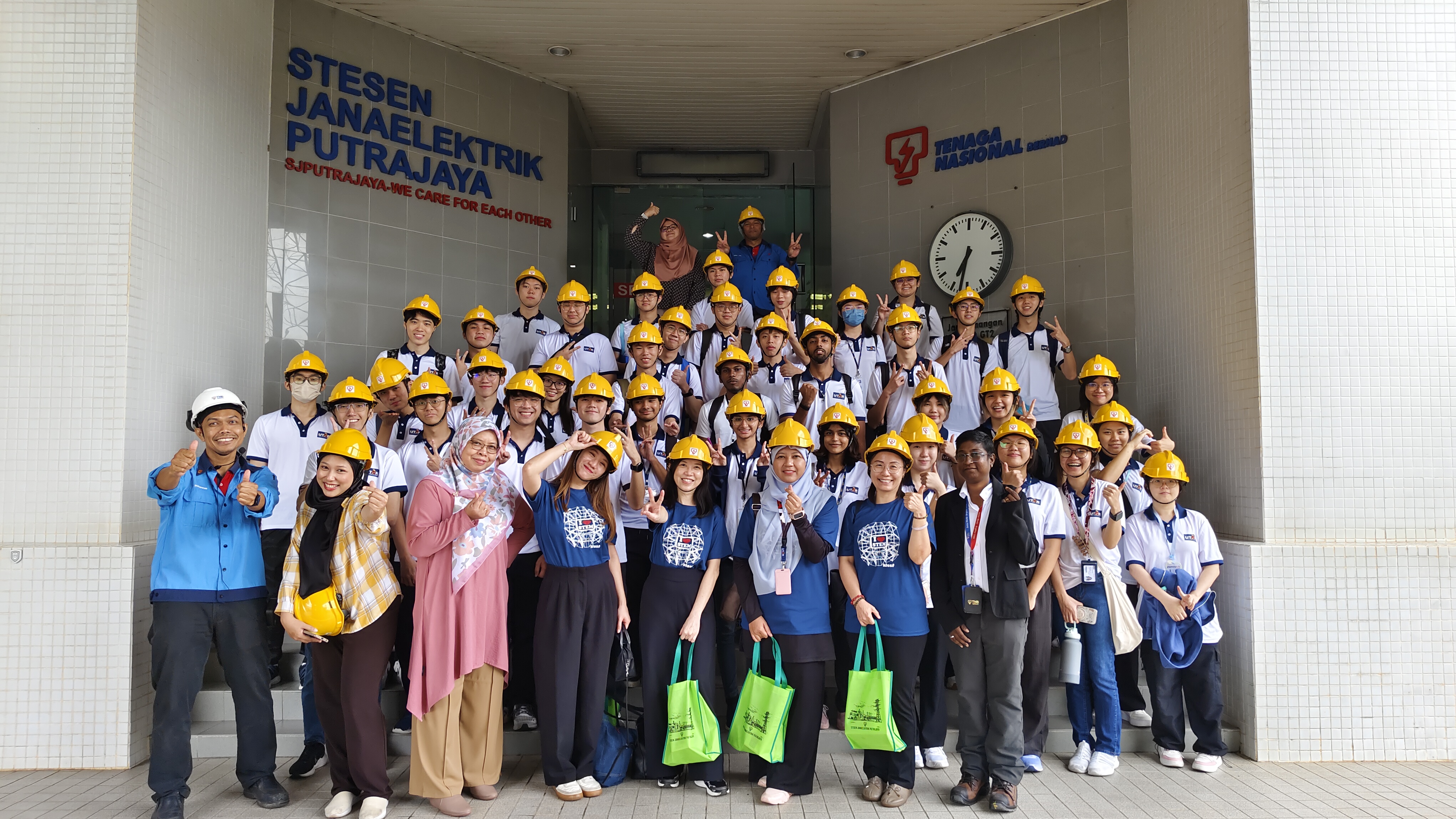 Students, staff and representatives from Putrajaya Power Station