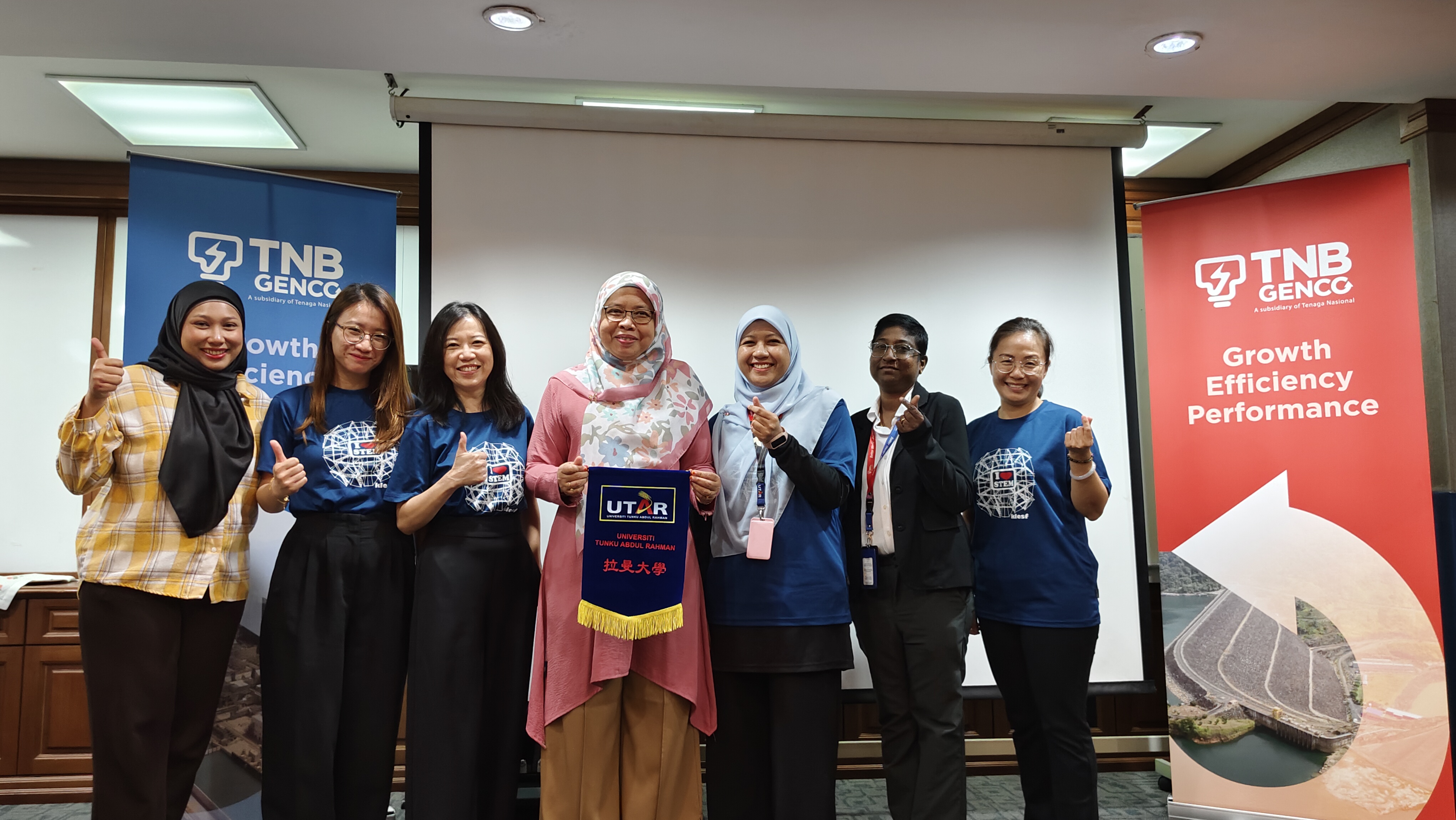 Token of appreciation presented to Putrajaya Power Station by UTAR