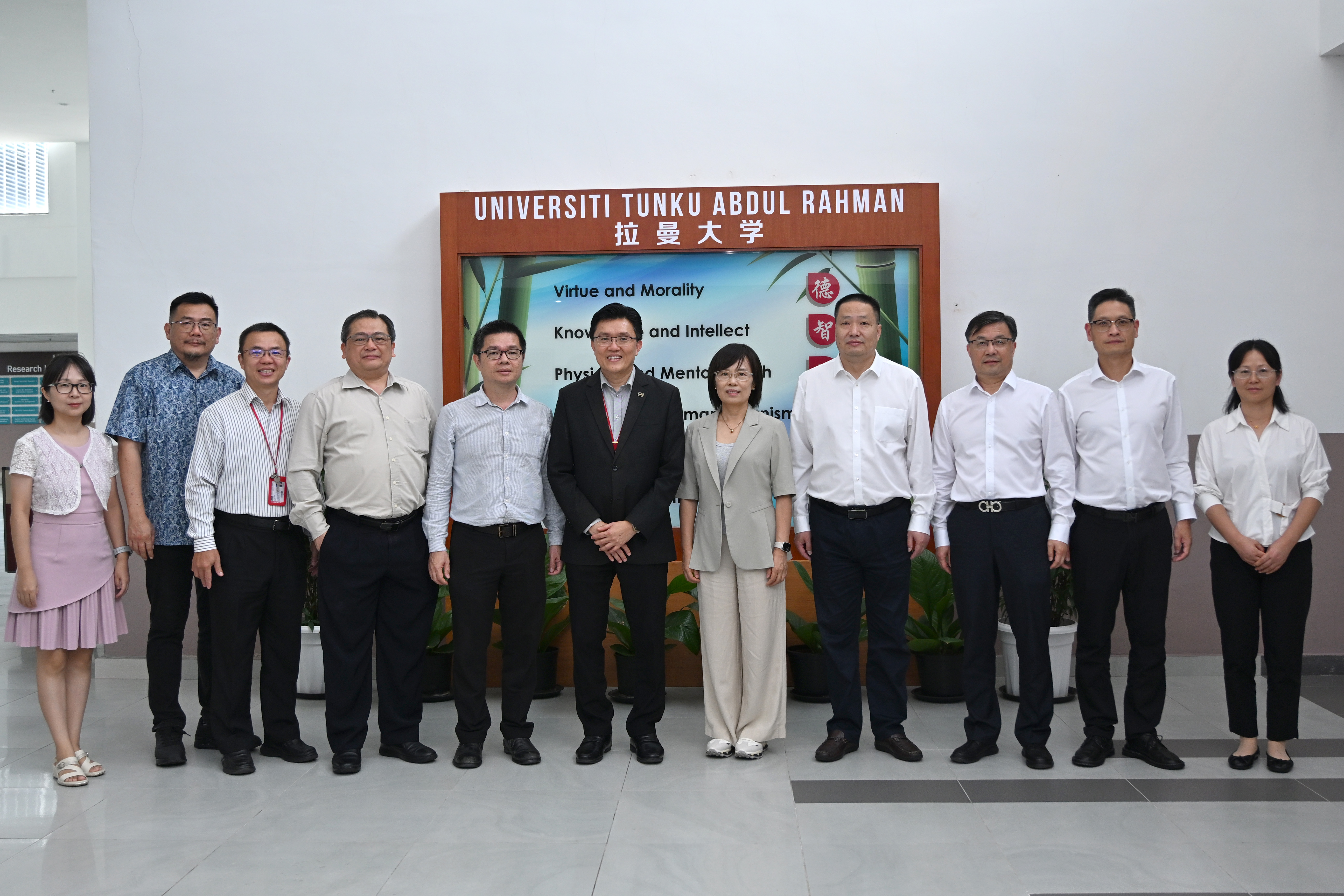 From left: Ms Liu, Dr Chin, Dr Lim, Dr Chong, Dr Lai, Prof Goi, Ms Zhang, Mr Chen, Mr Xu, Mr Zhu and Ms Zhu