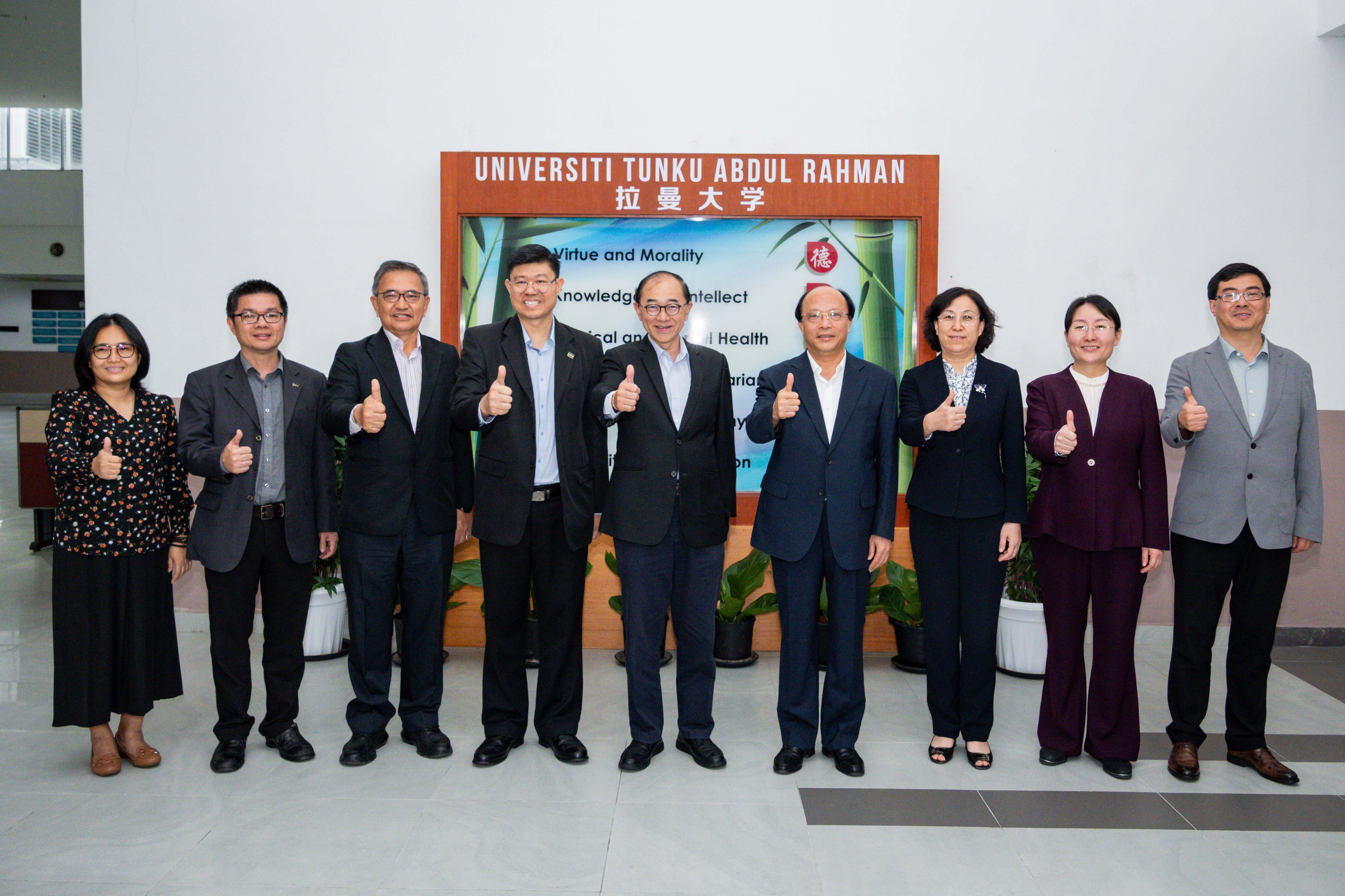 From left: Ms Tan, Dr Lai, Dr Chook, Prof Choong, Dato’ Mah, Mr Zhao, Dr Gao, Prof Xiao and Prof Chen