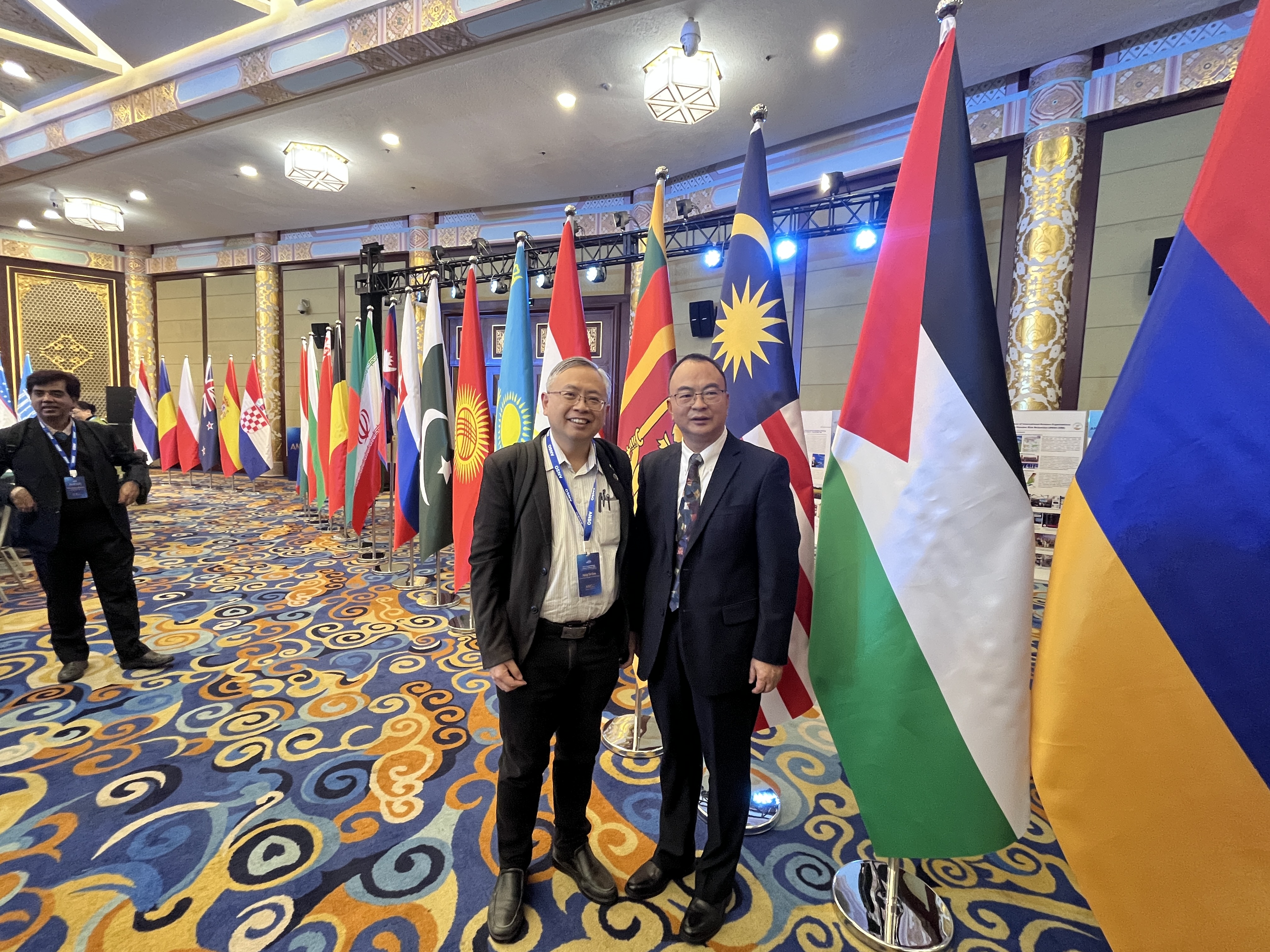 From left: Prof Dato’ Ewe with Prof He Hongping