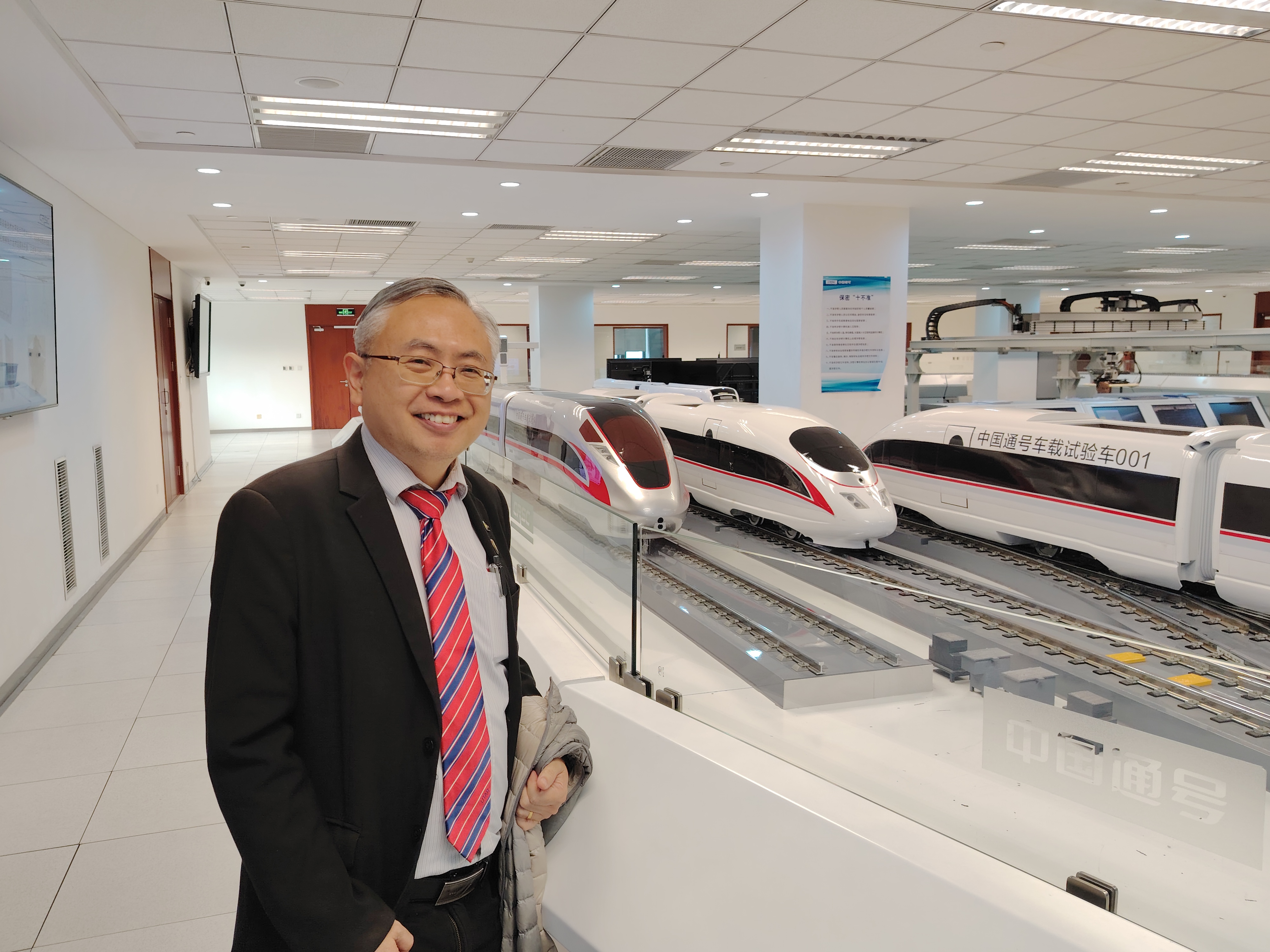 UTAR President Ir Prof Dato’ Dr Ewe Hong Tat visiting the CRSC laboratory to observe advanced signalling and communication technologies