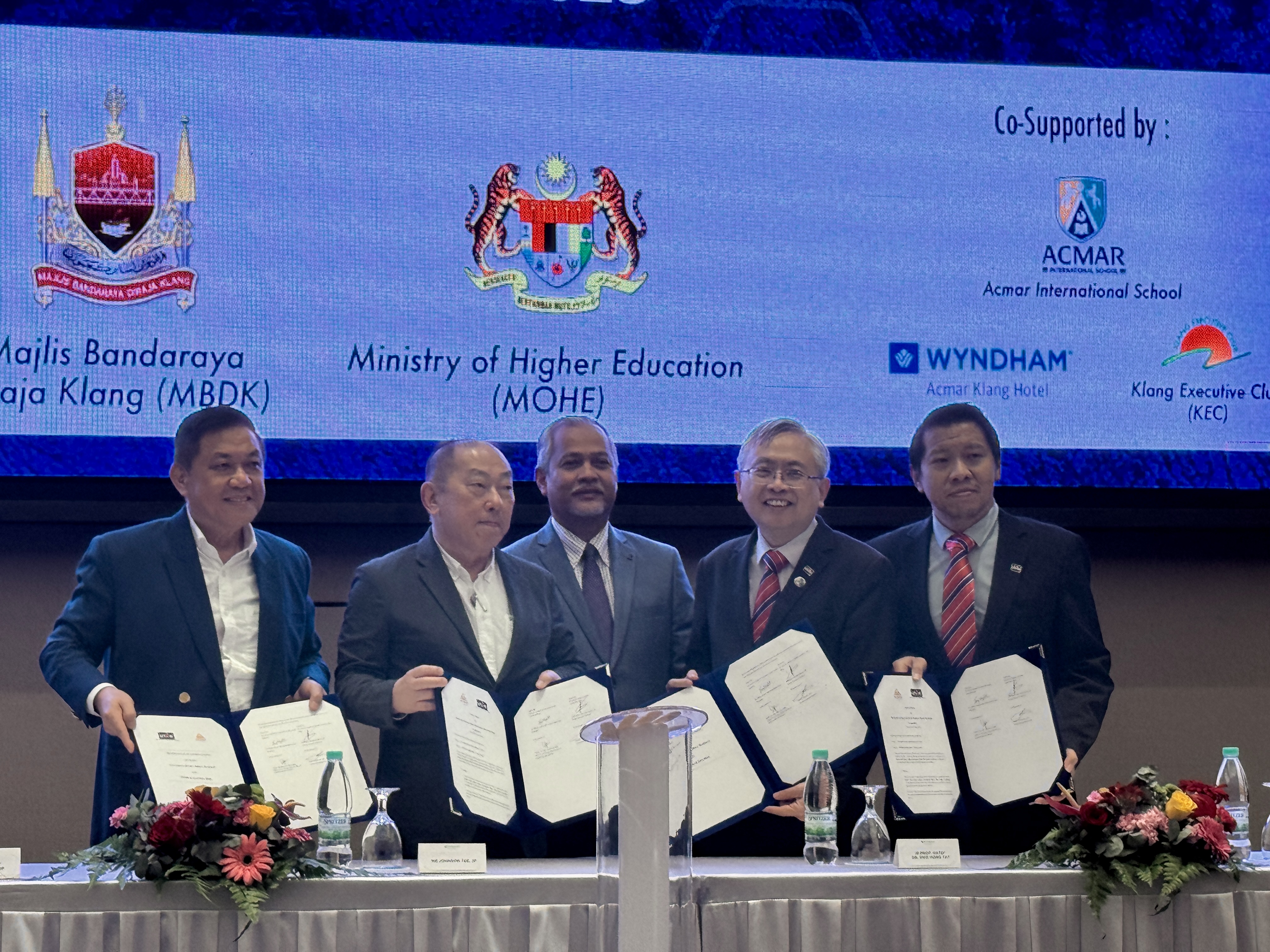 From left: Acmar Group Managing Director Dato’ Steven Tee, Mr Johnson Tee, Dato’ Haji Abd Hamid, Prof Dato’ Ewe and Lee Kong Chian Faculty of Engineering and Science Dean Prof Ts Dr Yap Wun She during the signing ceremony