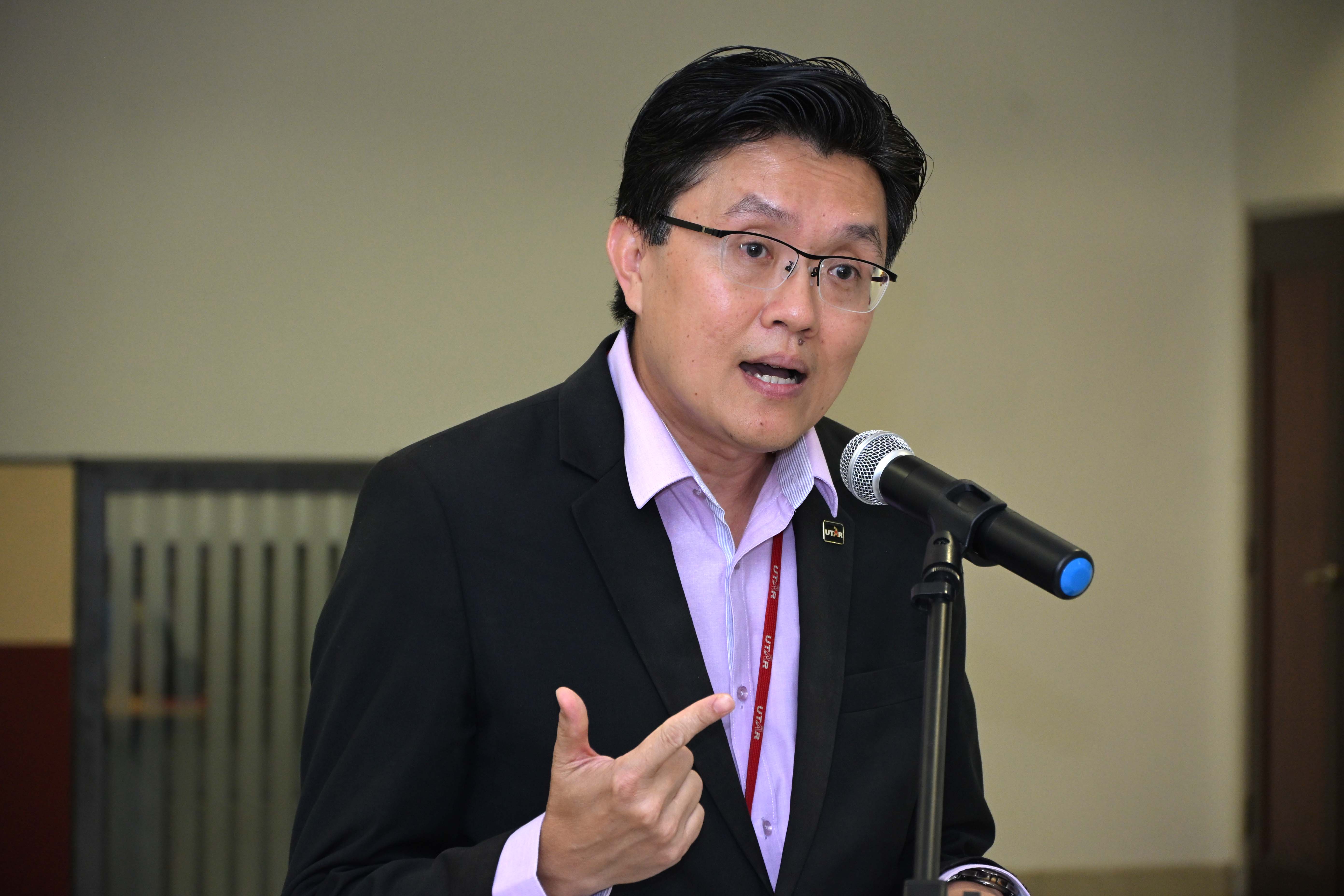 Prof Goi delivering his speech