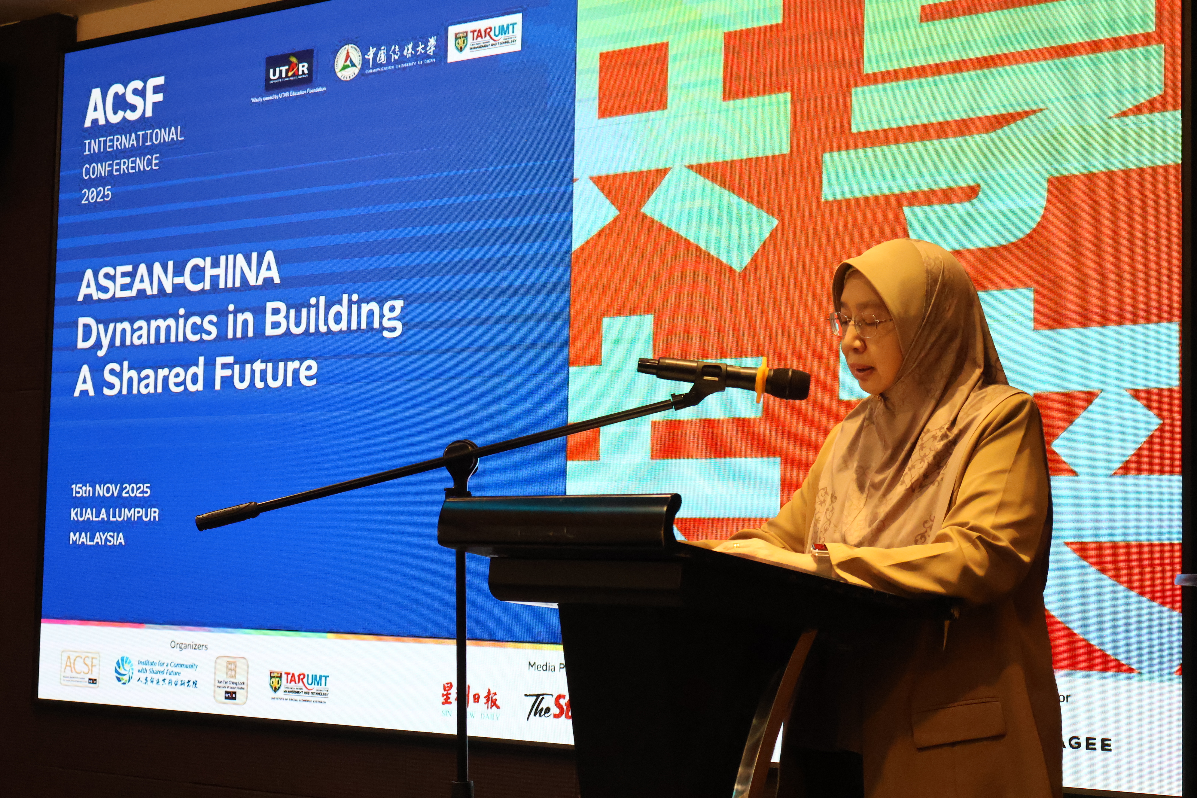 Prof Zuraidah emphasising the role of universities as bridges of knowledge and friendship