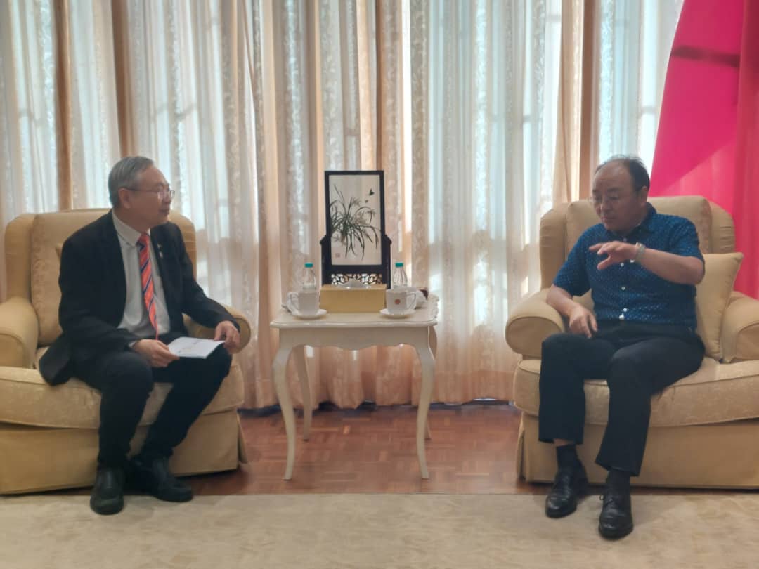 H.E. Ambassador Ouyang Yujing having a discussion with UTAR President Prof Dato’ Ewe