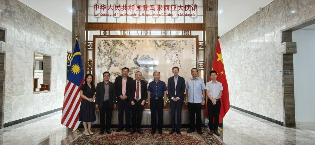 From left to right: Dr Soon, Dr Lai, Dr Chin, Prof Dato’ Ewe, H.E. Ambassador Ouyang Yujing, Education Counsellor Mr Zhao Chang Tao, Mr Lee, and Embassy Secretary Mr Tang Jing